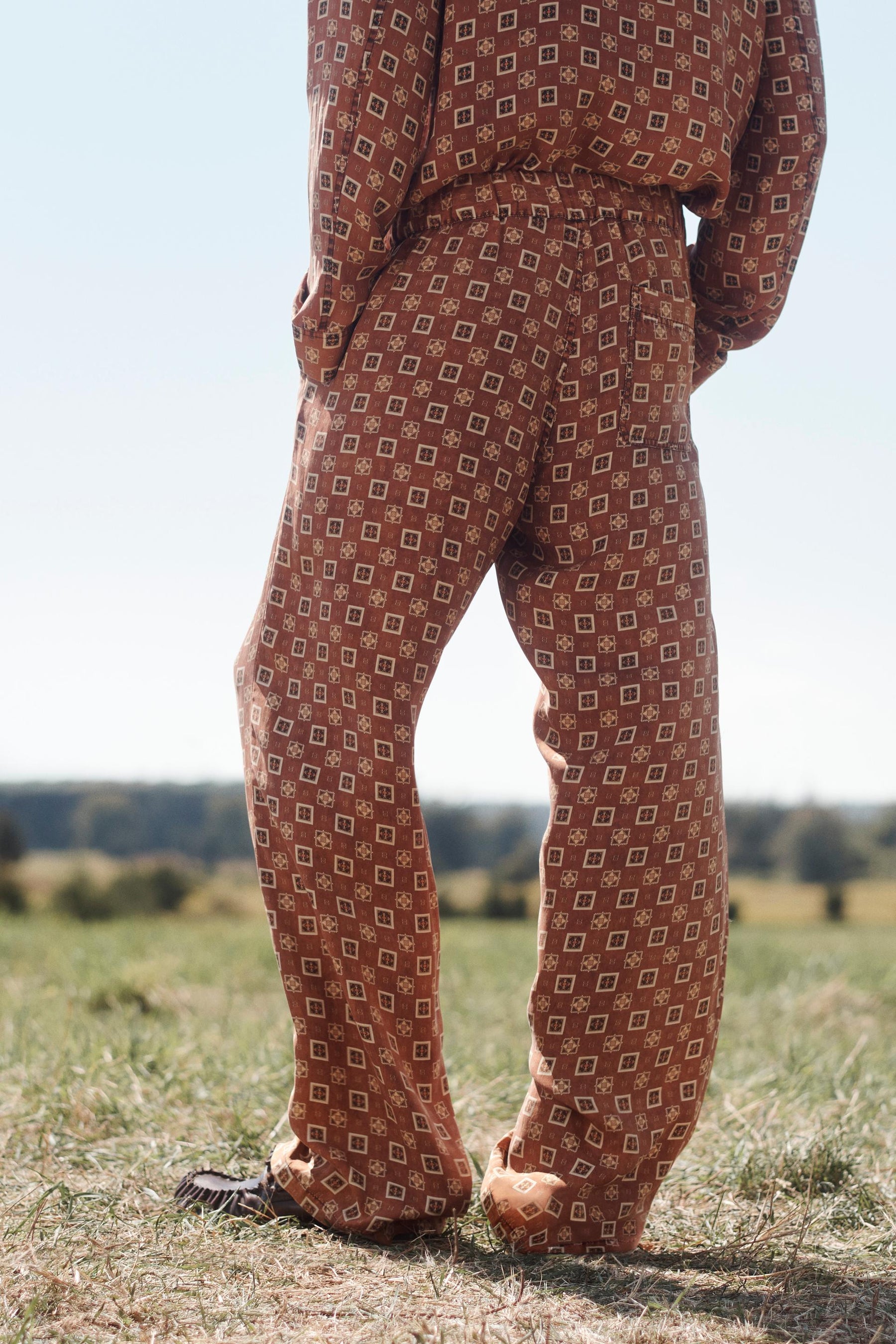 LIMITED EDITION 100% SILK PRINTED TROUSERS - Image 5