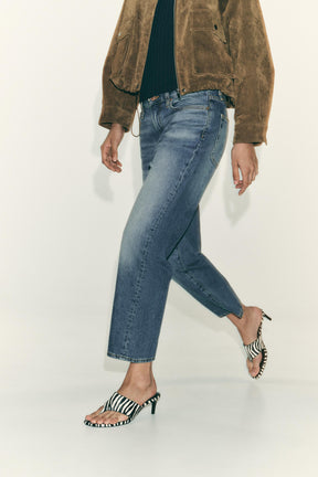 Cropped mid-waist jeans.