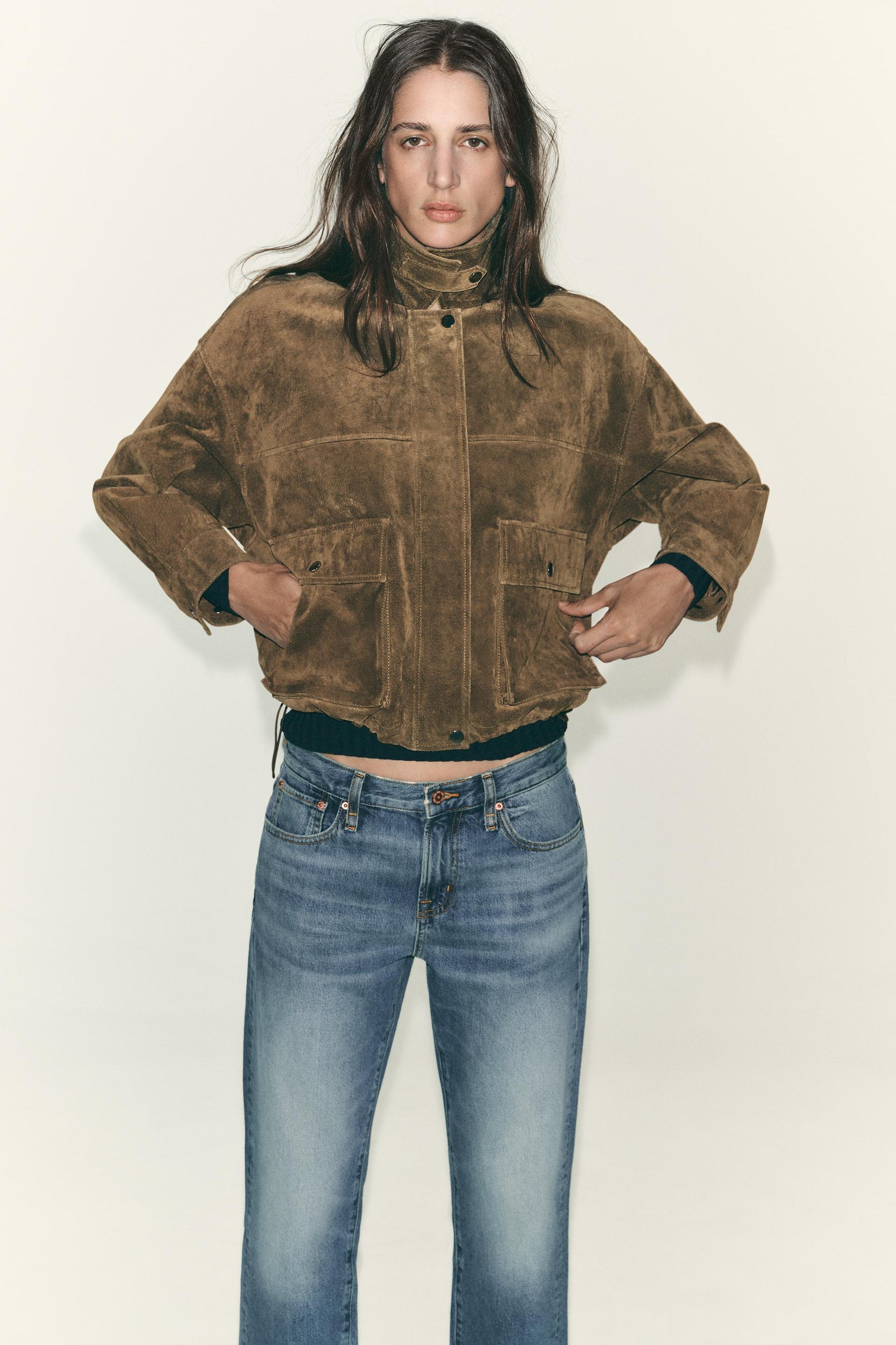 Cropped mid-waist jeans.