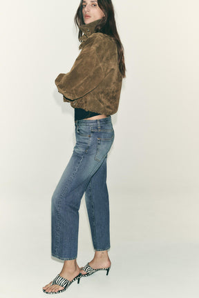 Cropped mid-waist jeans.