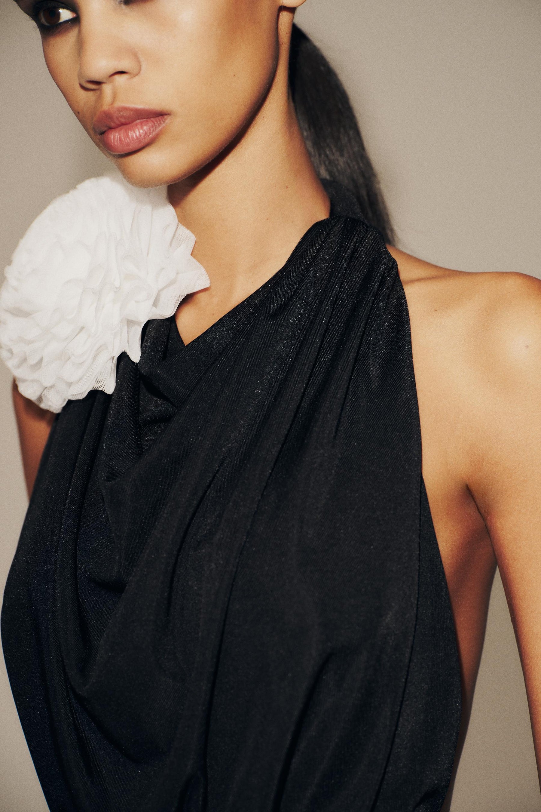 HALTER NECK SHORT DRESS WITH APPLIQUÉ FLOWER - Image 3