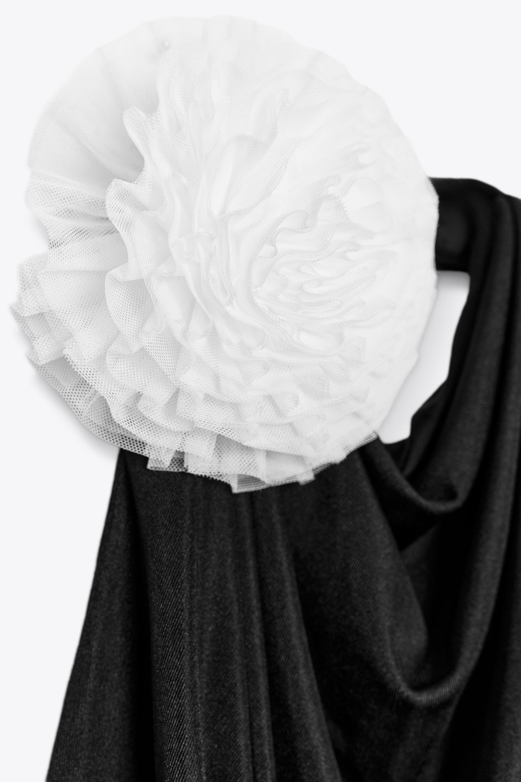 HALTER NECK SHORT DRESS WITH APPLIQUÉ FLOWER - Image 6