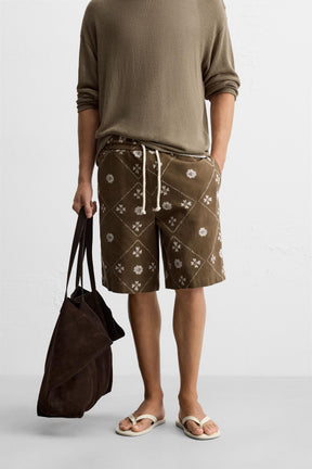 CONTRAST PRINT BERMUDA SHORTS - Image 2