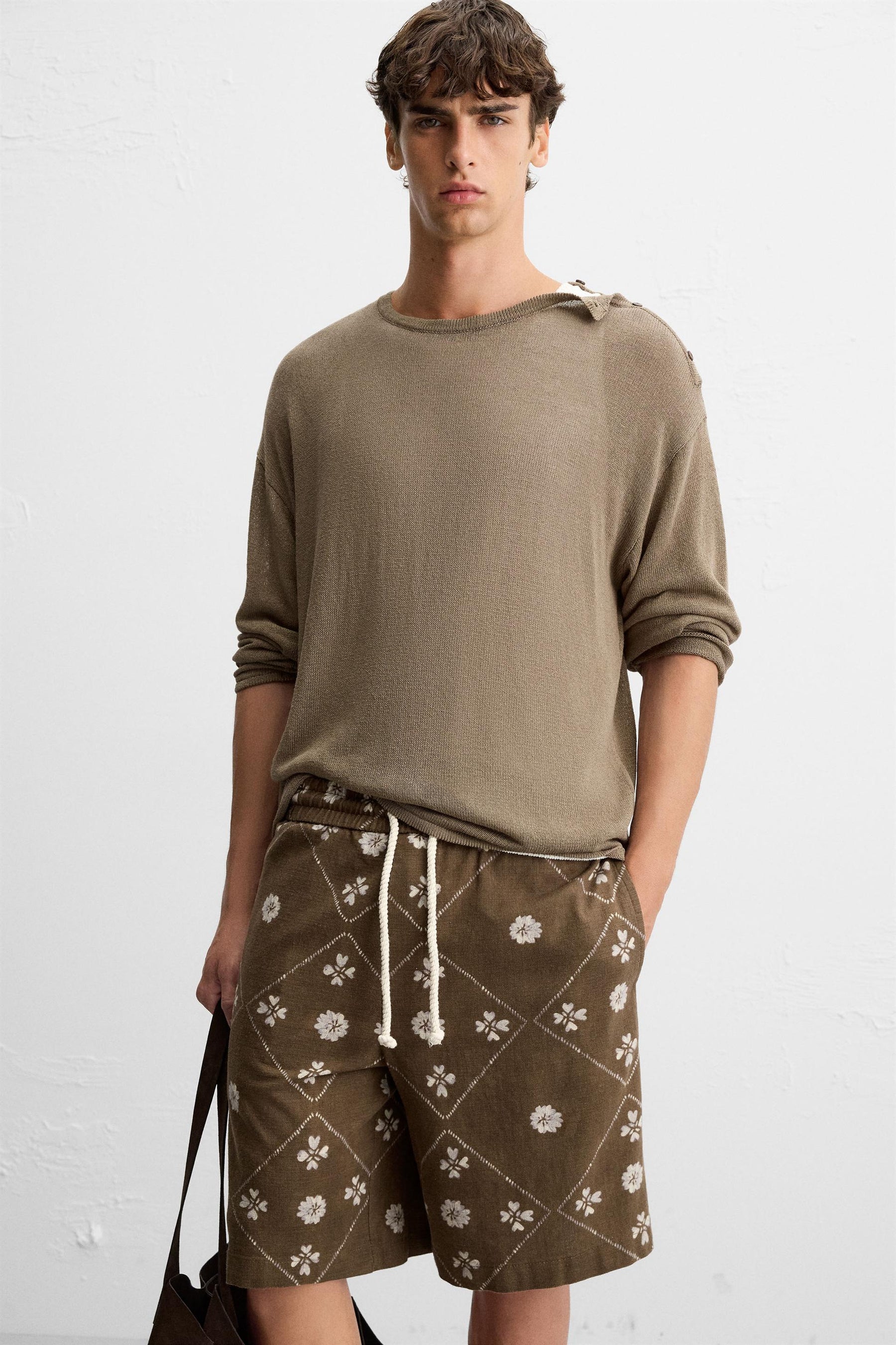CONTRAST PRINT BERMUDA SHORTS - Image 6