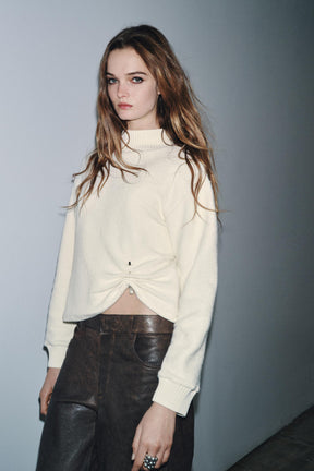 RUSTIC BROOCH SWEATSHIRT