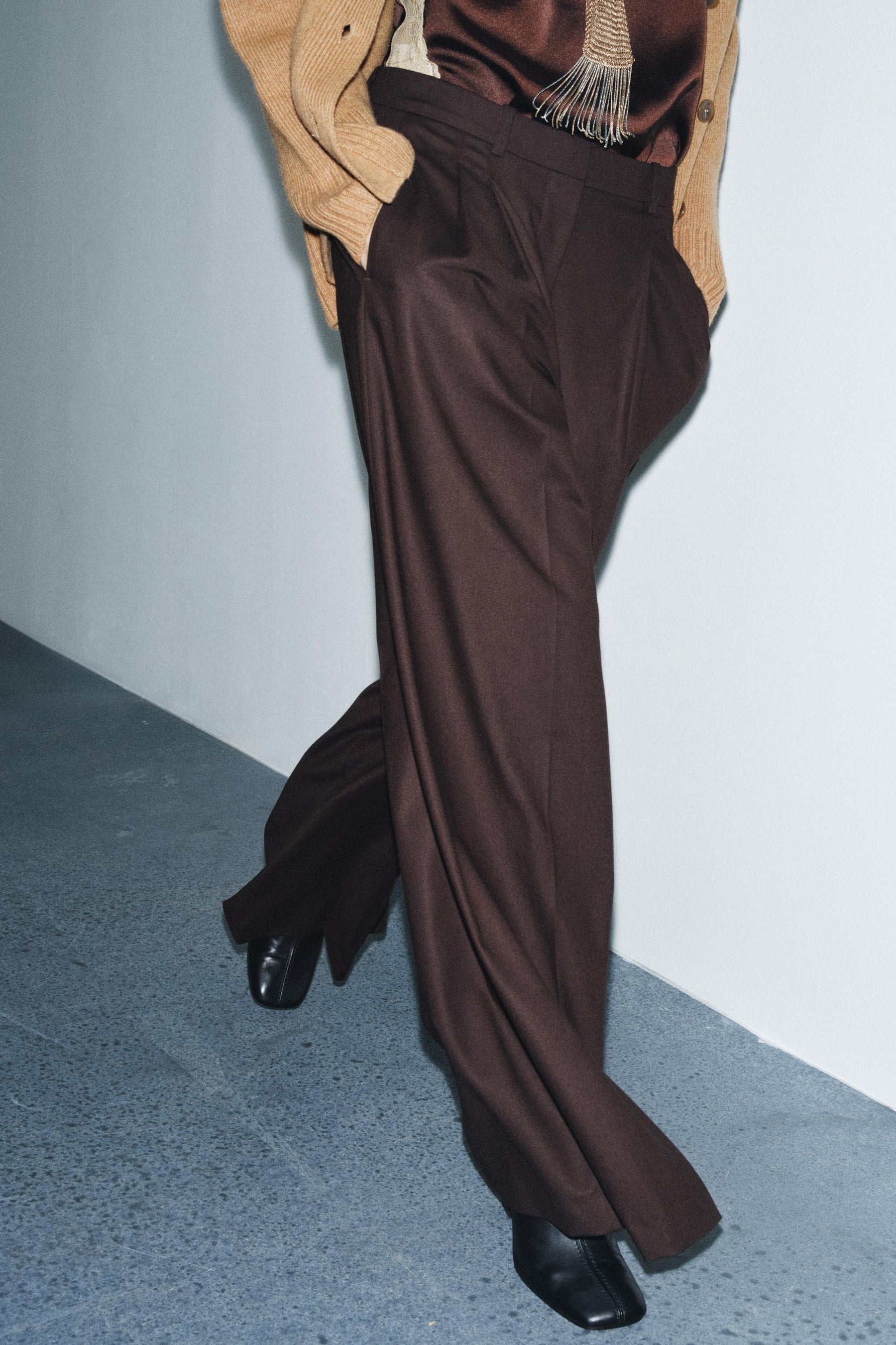 Wide-leg pleated trousers