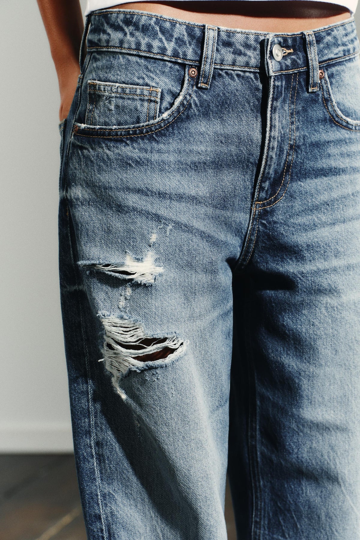 WIDE-LEG RIPPED JEANS