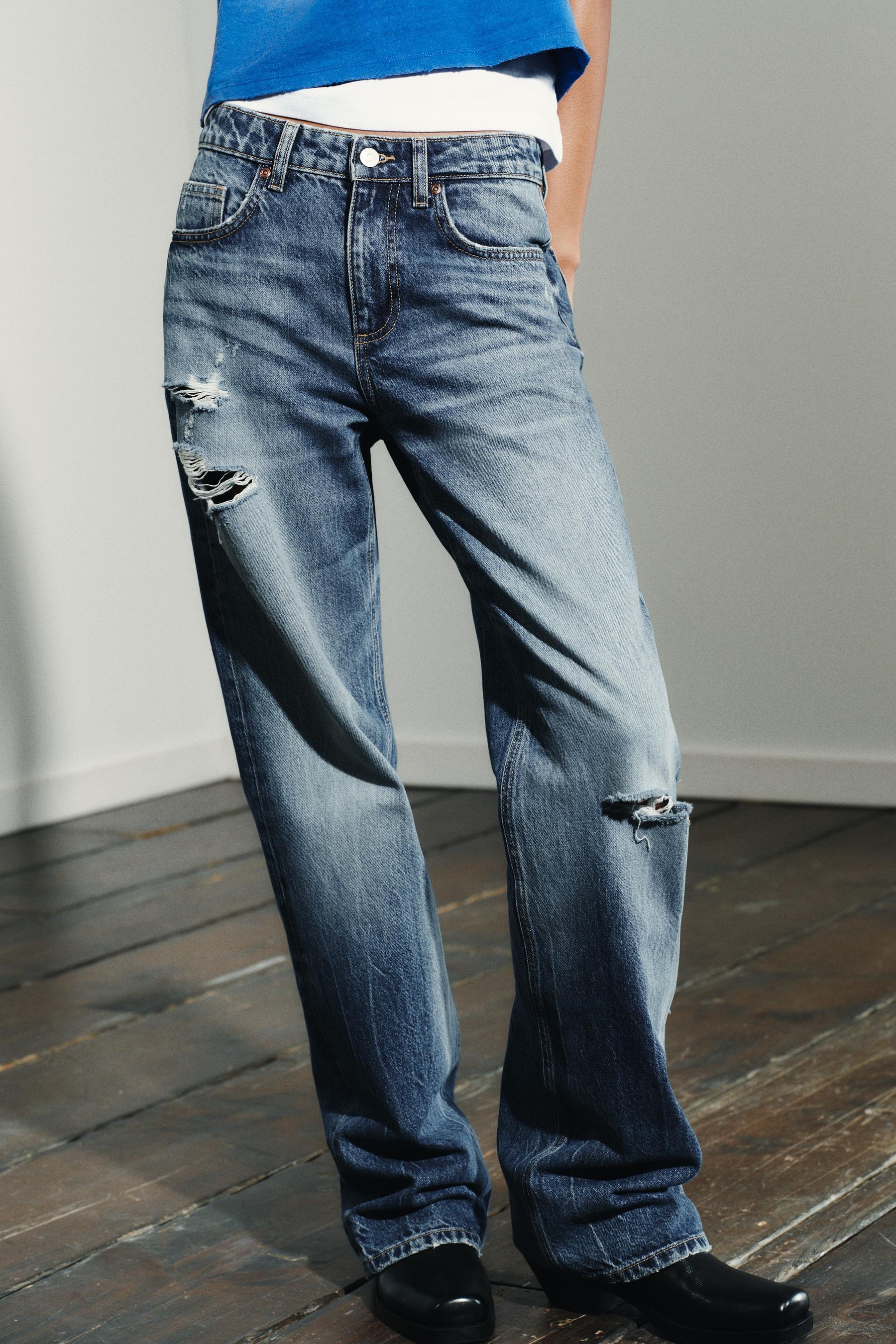 WIDE-LEG RIPPED JEANS