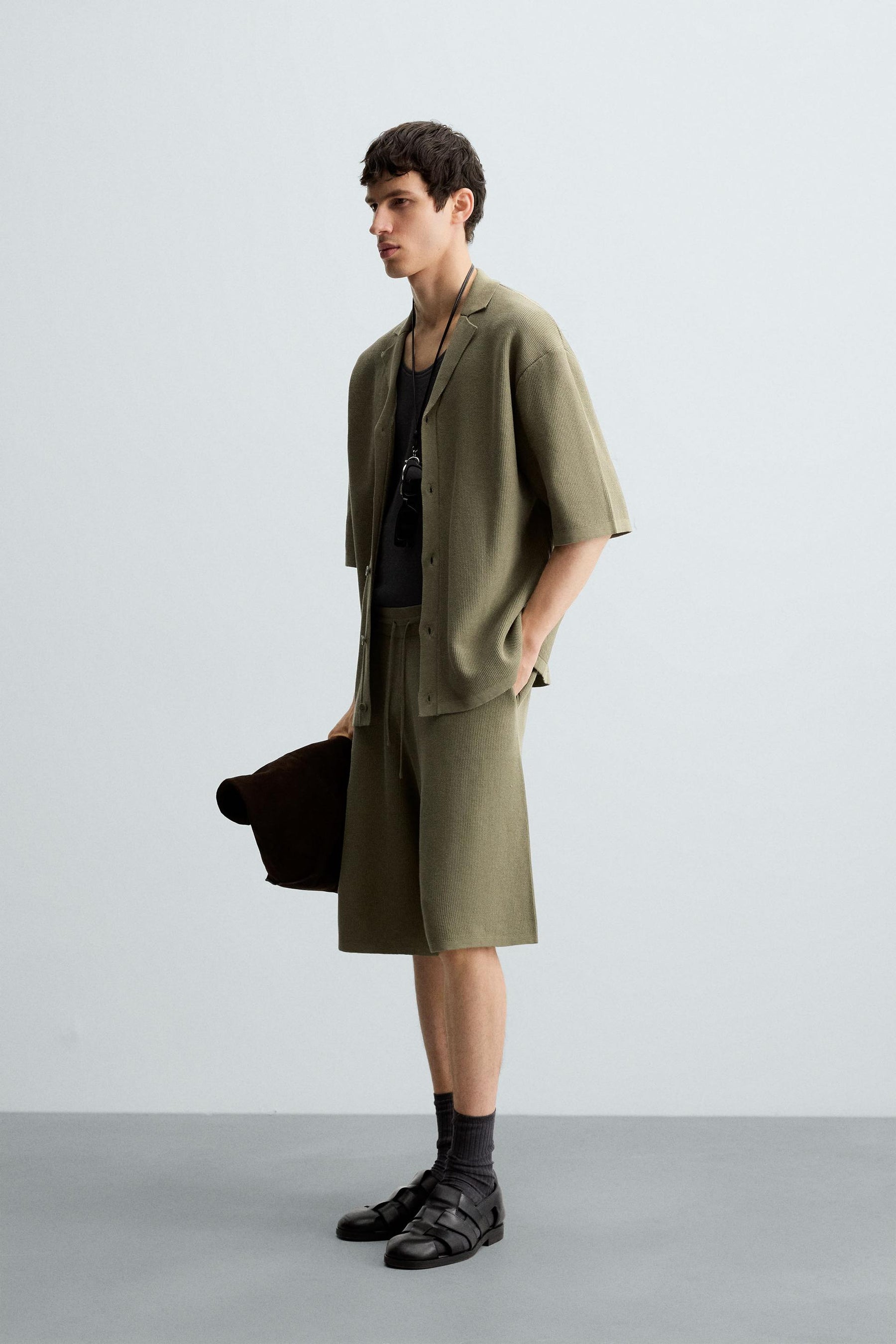 TEXTURED KNITTED BERMUDA SHORTS - Image 4