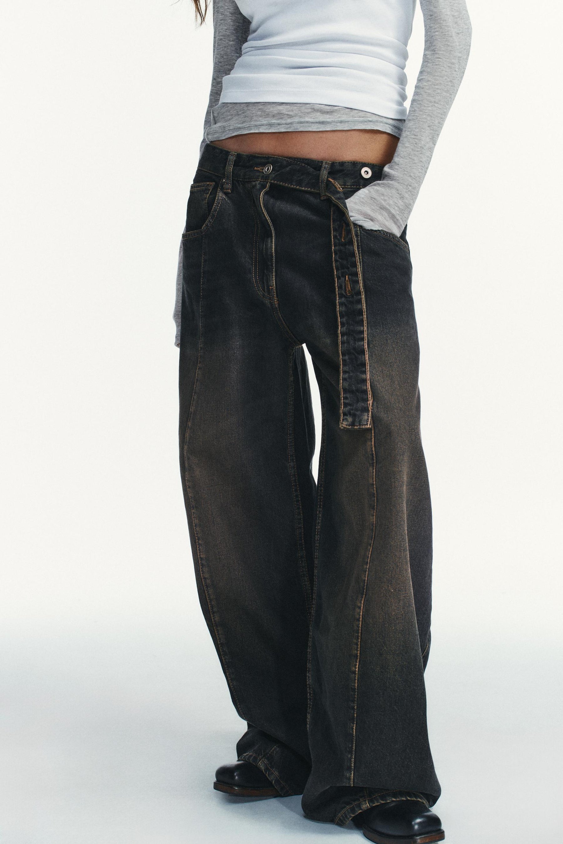 Oversized low-rise barrel jeans