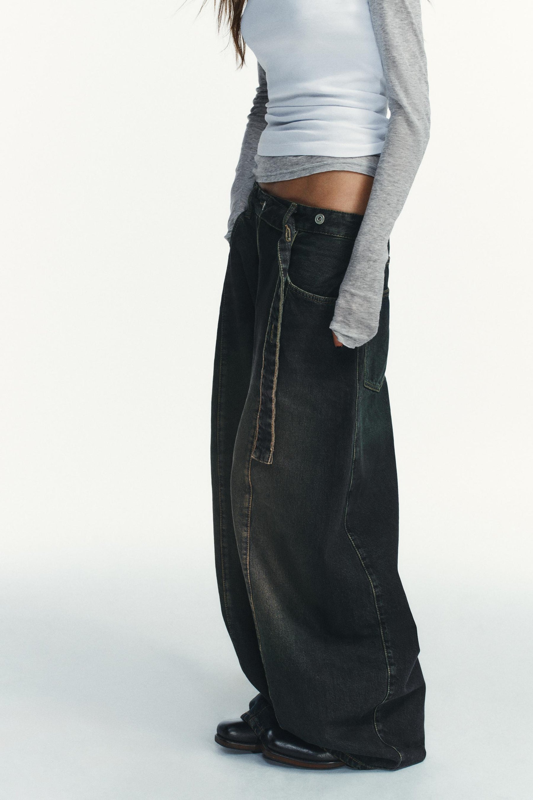 Oversized low-rise barrel jeans