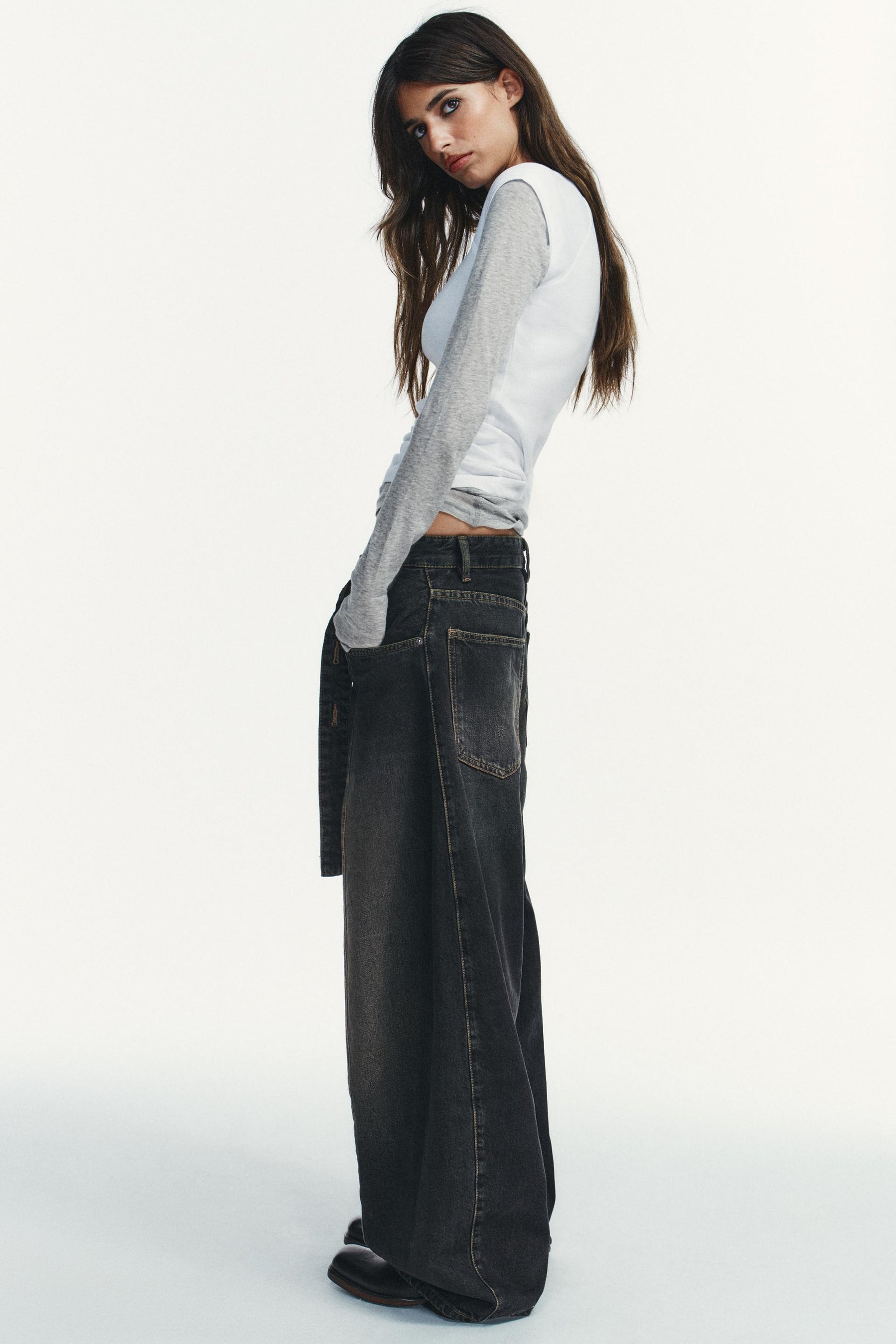 Oversized low-rise barrel jeans