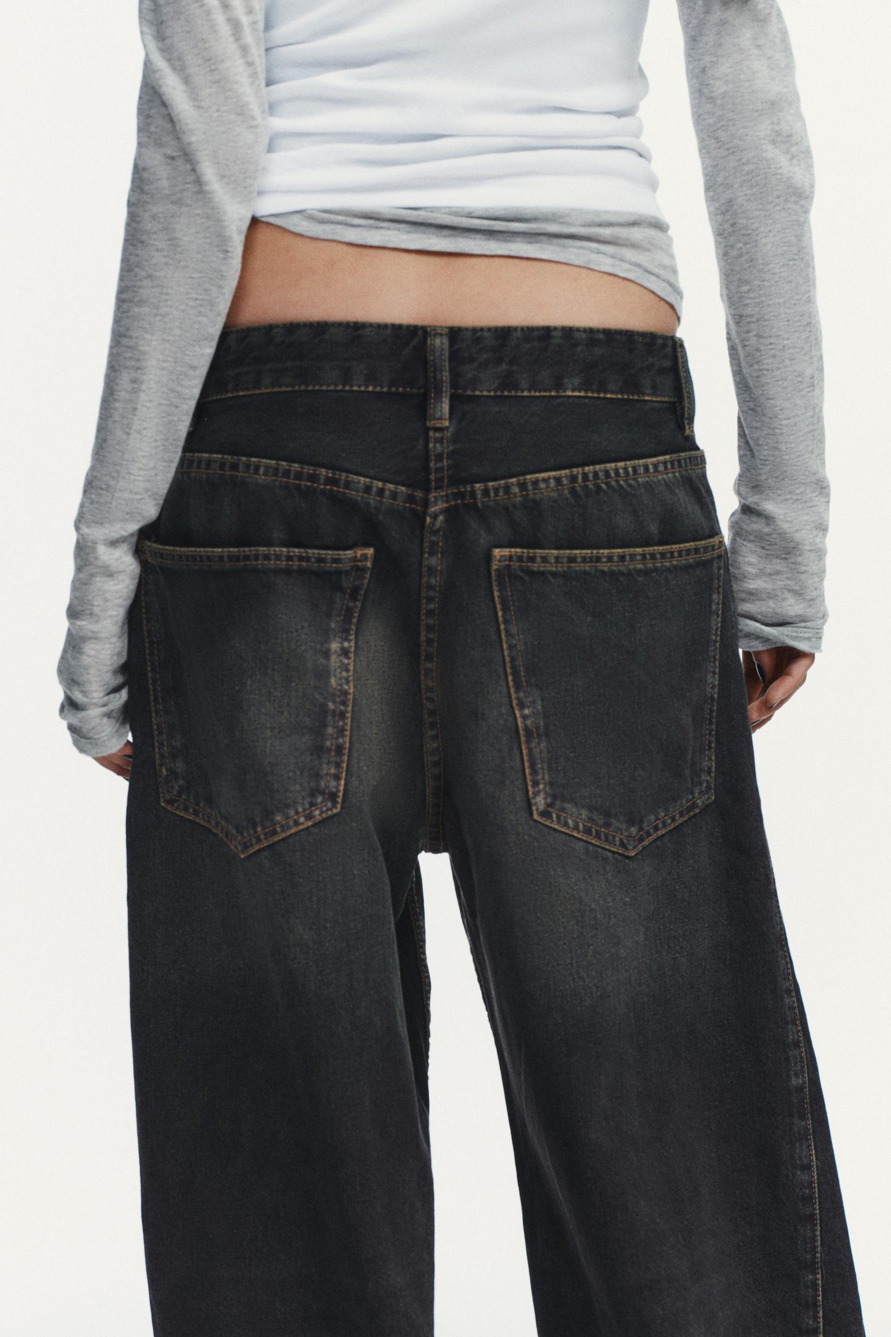 Oversized low-rise barrel jeans