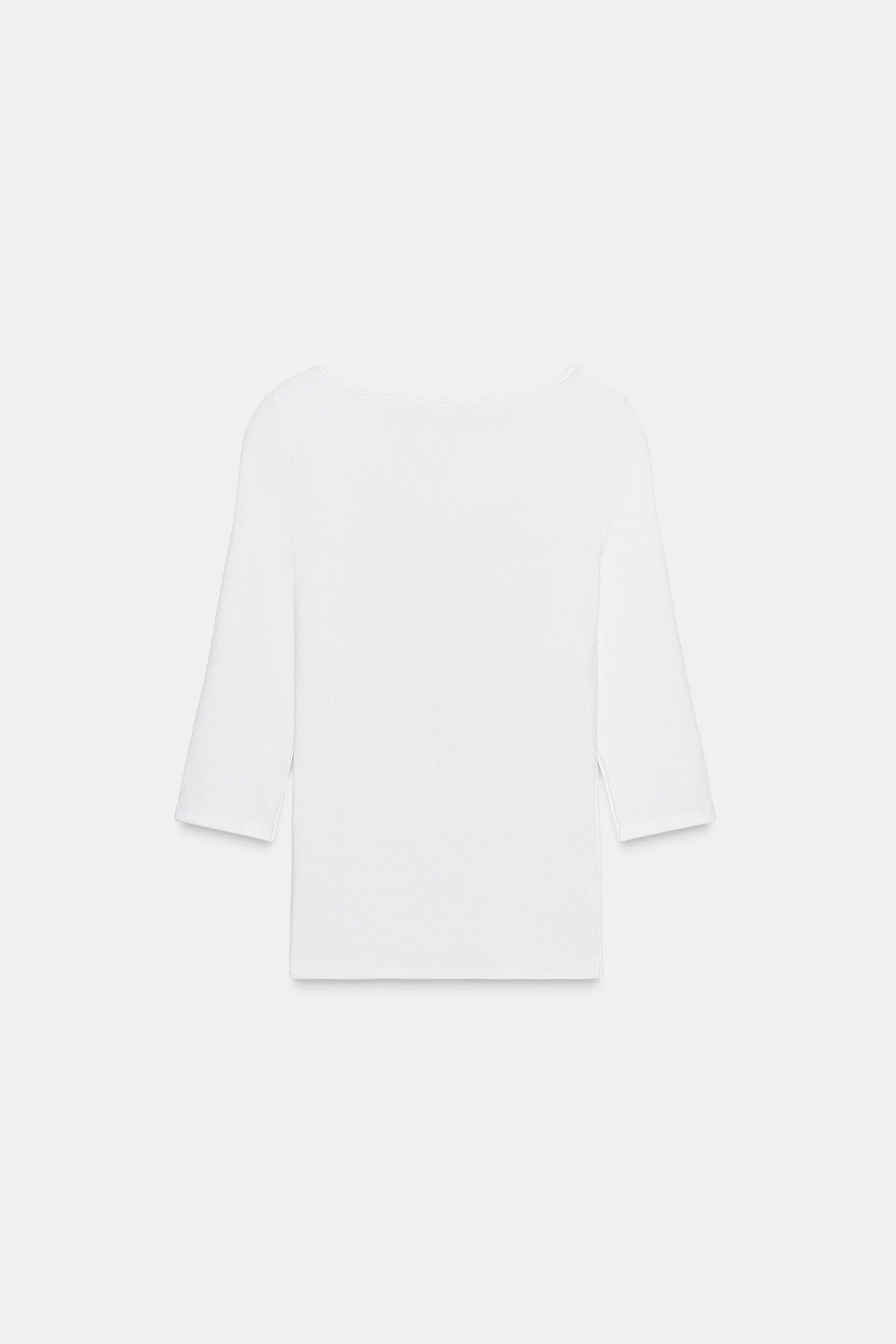 Cotton boat neck shirt.