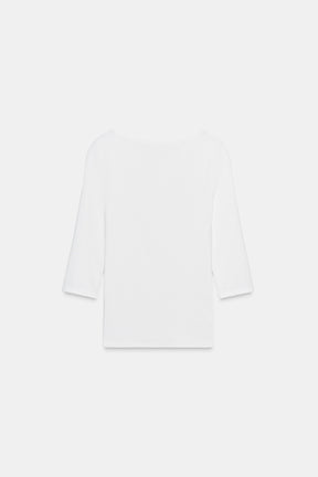 Cotton boat neck shirt.