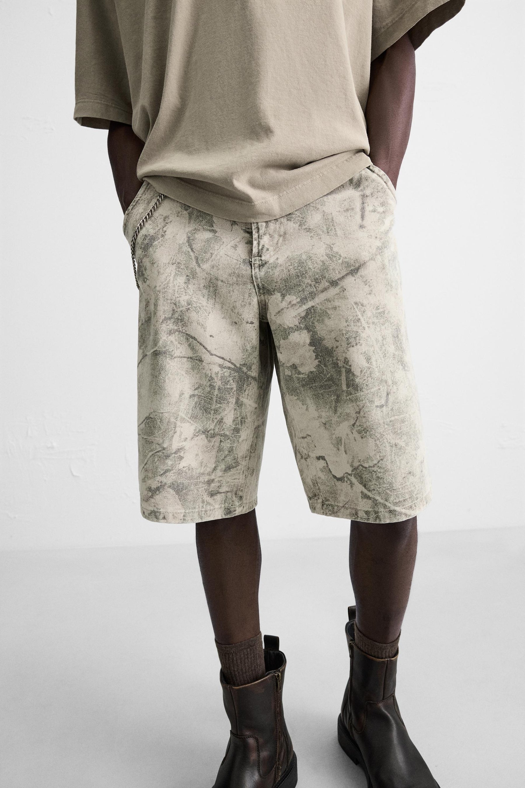 ABSTRACT PRINT RELAXED FIT BERMUDA SHORTS - Image 5
