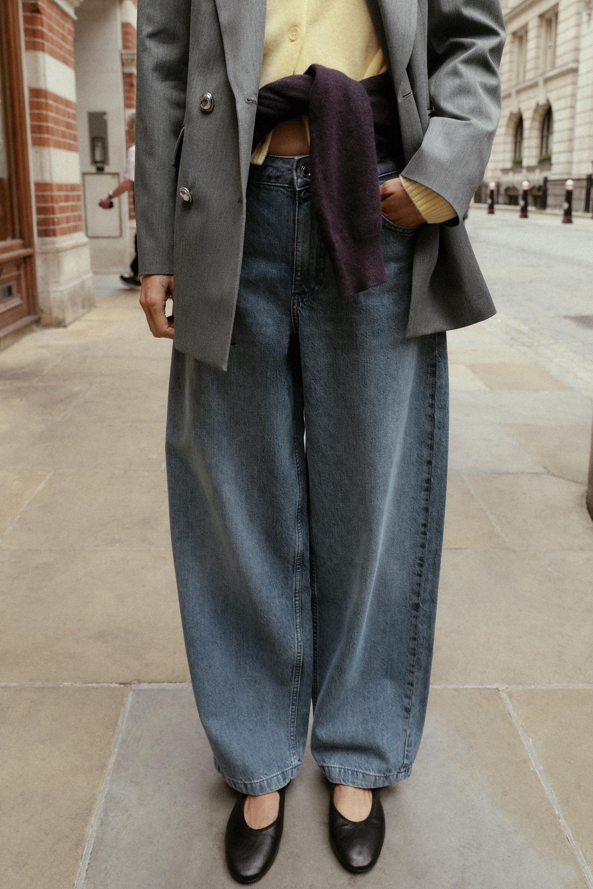 MID-WAIST BARREL JEANS