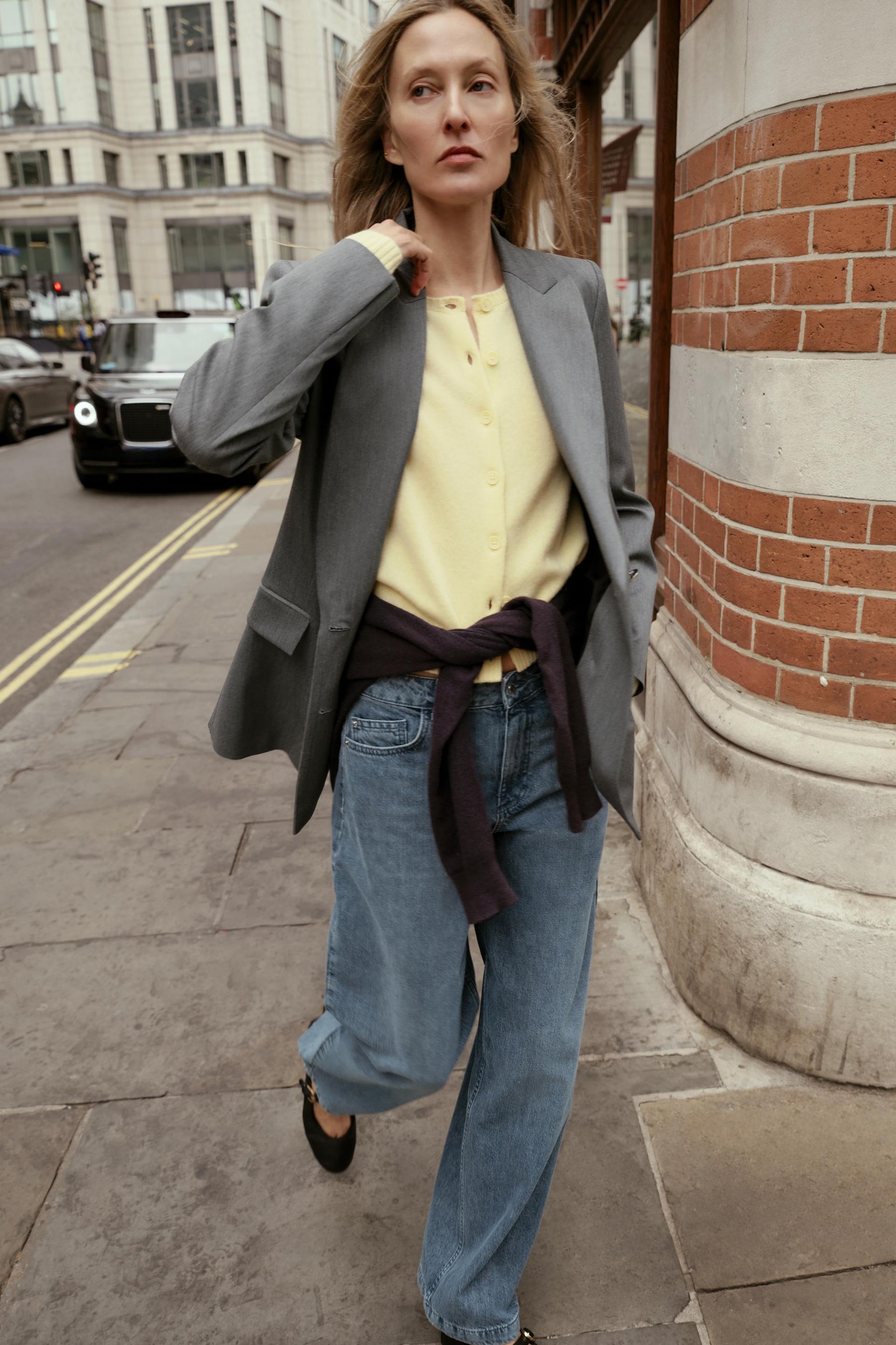 MID-WAIST BARREL JEANS