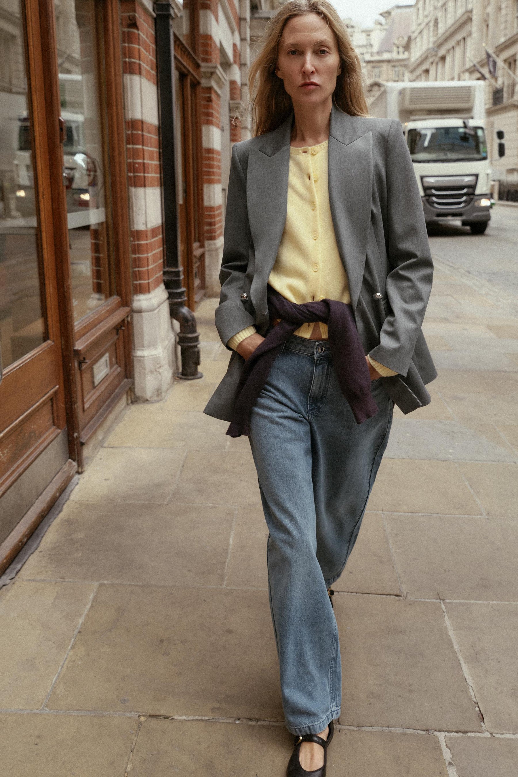 MID-WAIST BARREL JEANS