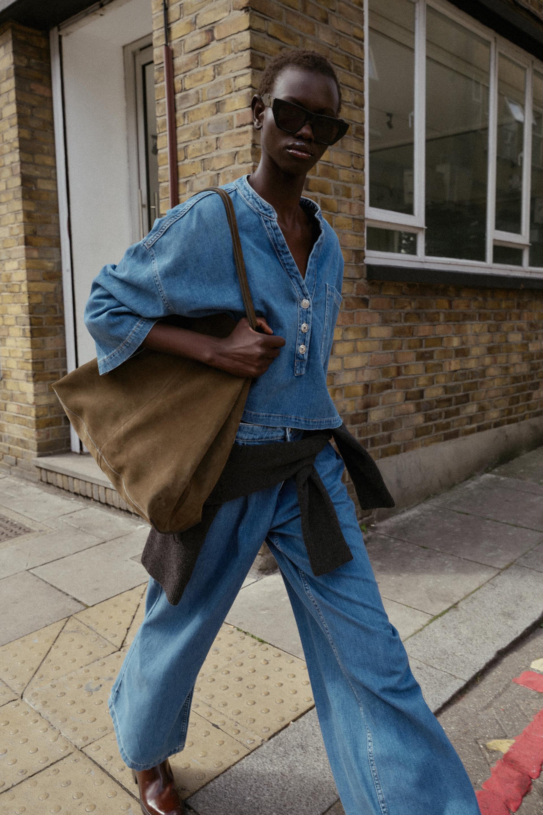 Mid-Waist Wide-Leg Jeans