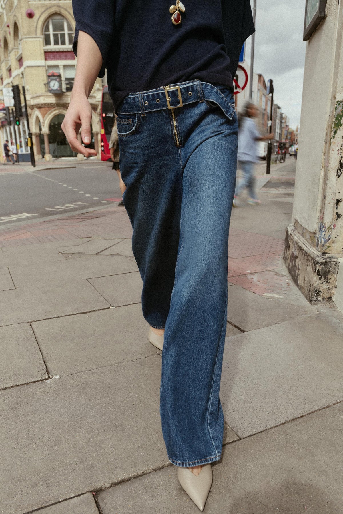 WIDE-LEG BELTED JEANS