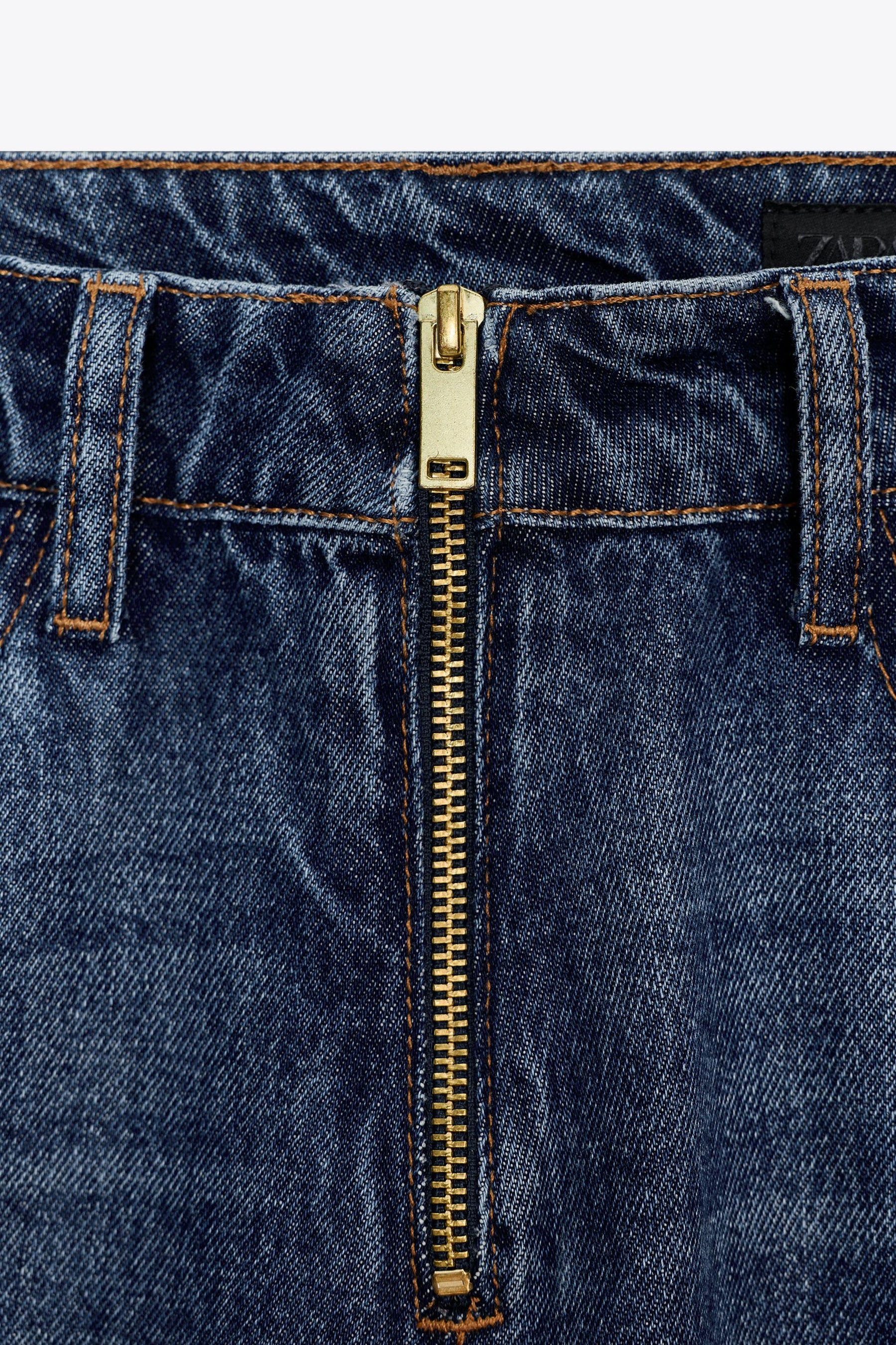 WIDE-LEG BELTED JEANS