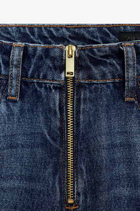 WIDE-LEG BELTED JEANS