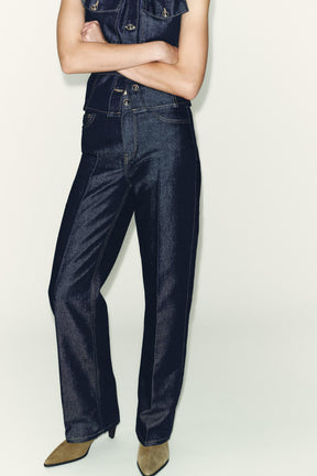 Straight mid-waist creased jeans.