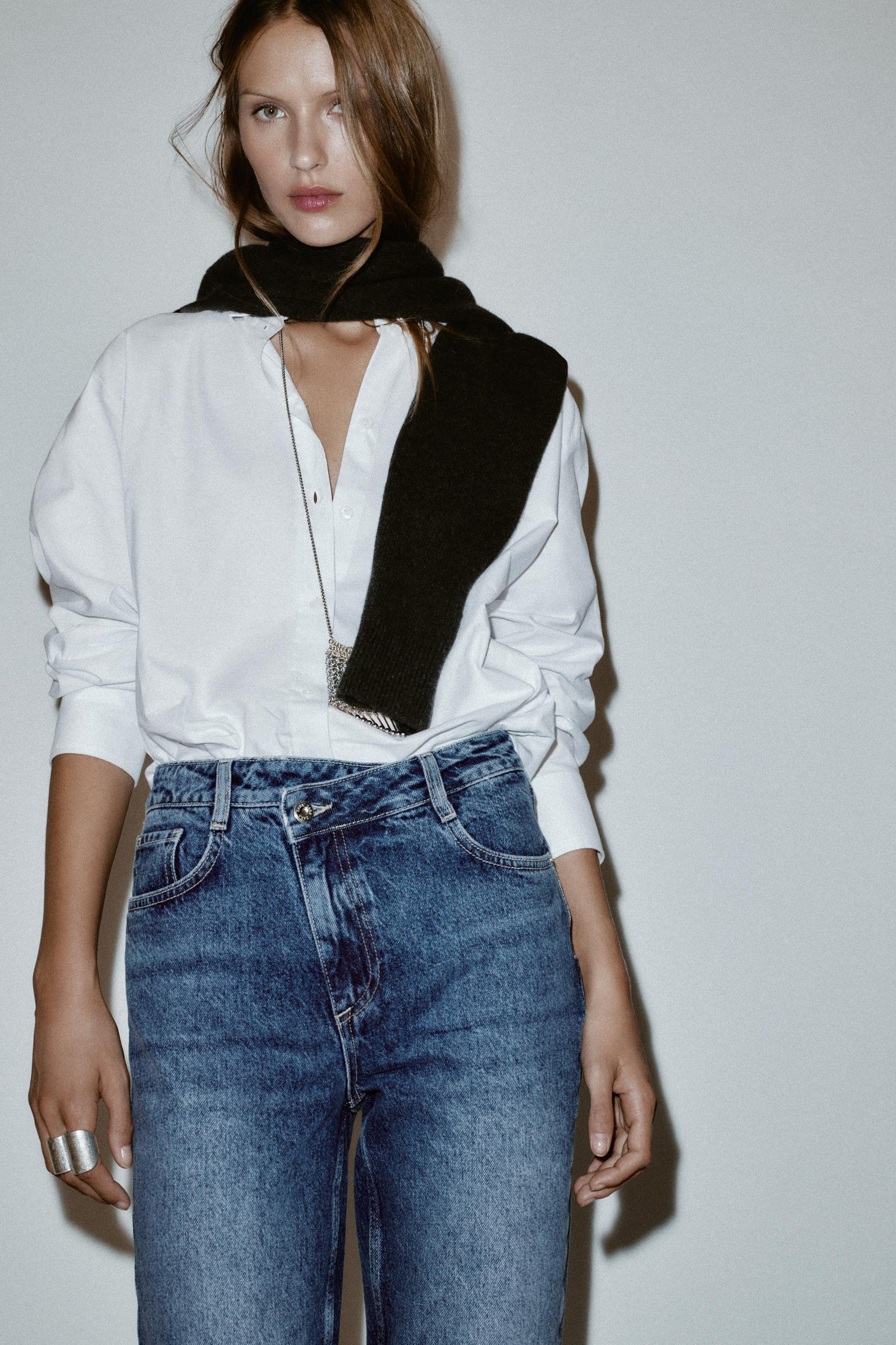 Straight high-waist cross-over jeans