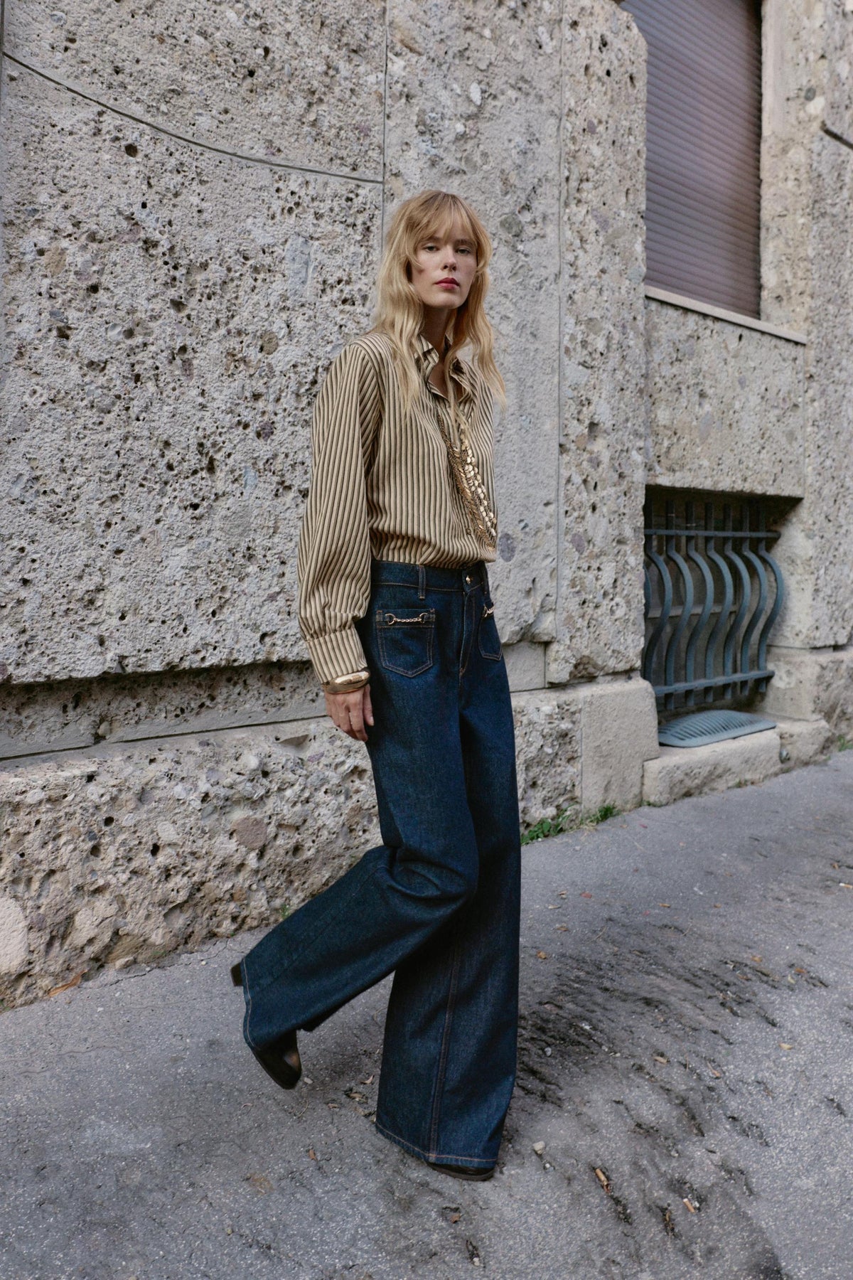 Mid-Waist Wide-Leg Jeans