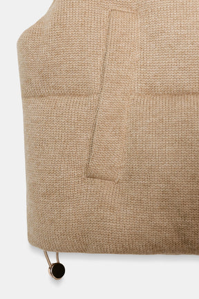 SHORT KNITTED PUFFER GILET - Image 9