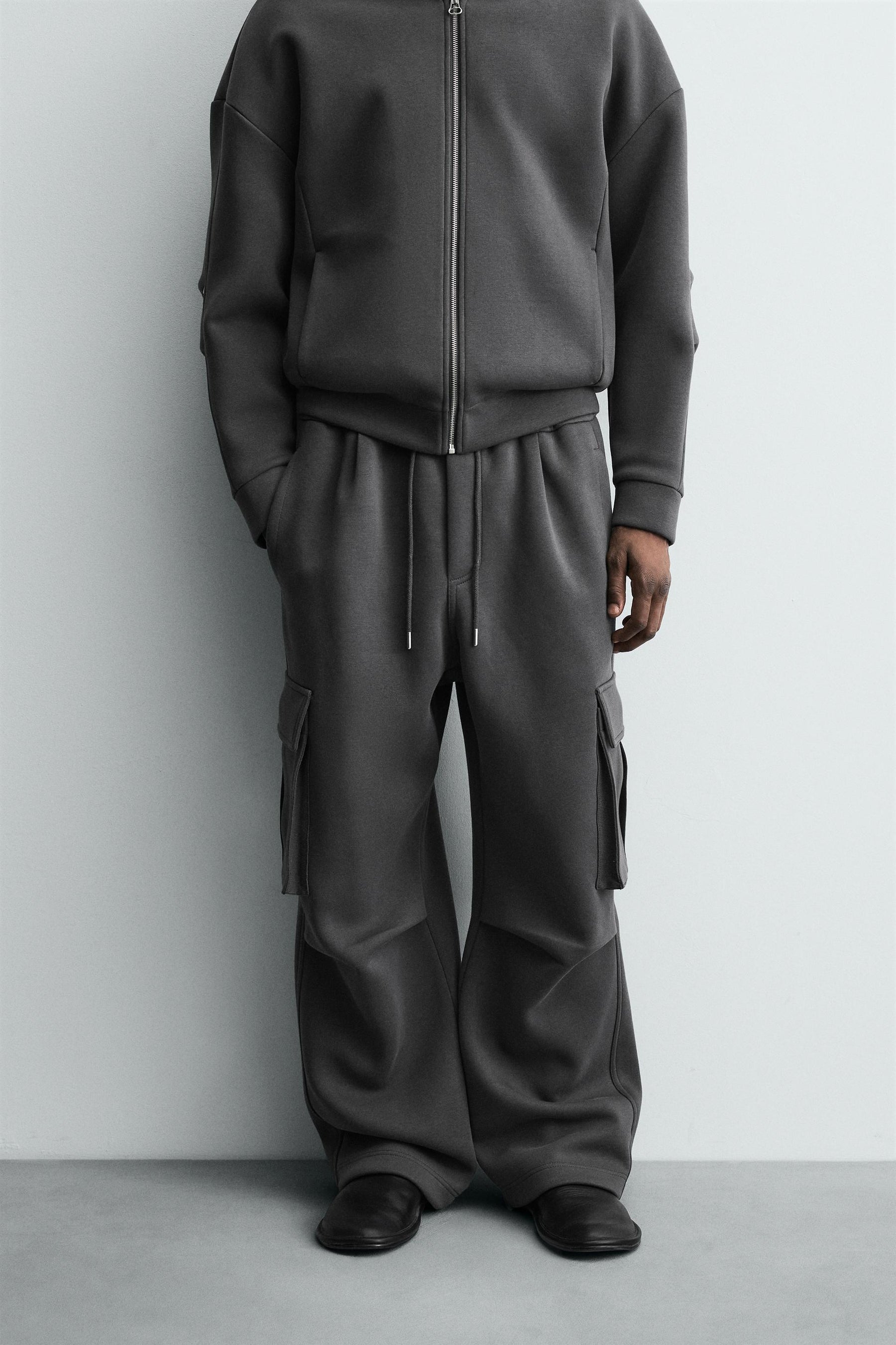 NEOPRENE-EFFECT PLEATED CARGO TROUSERS - Image 2