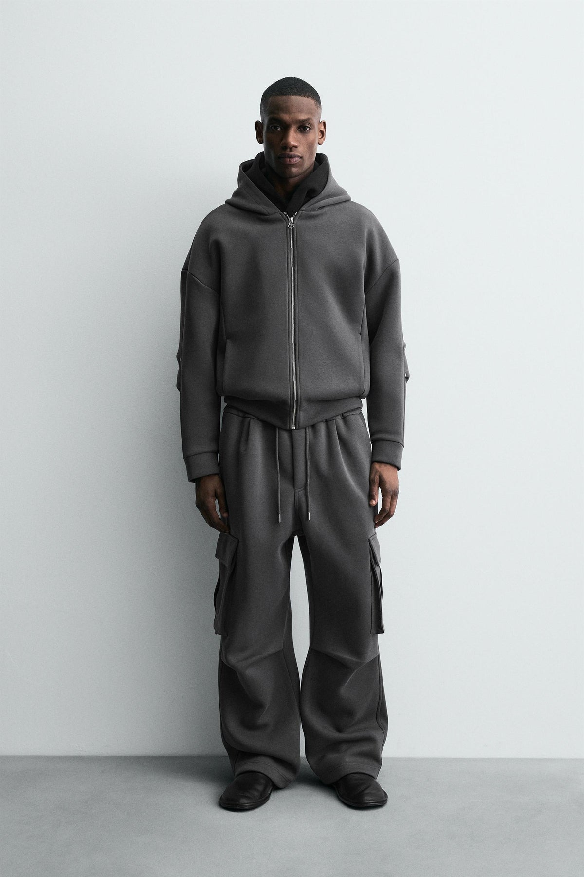 NEOPRENE-EFFECT PLEATED CARGO TROUSERS - Image 1