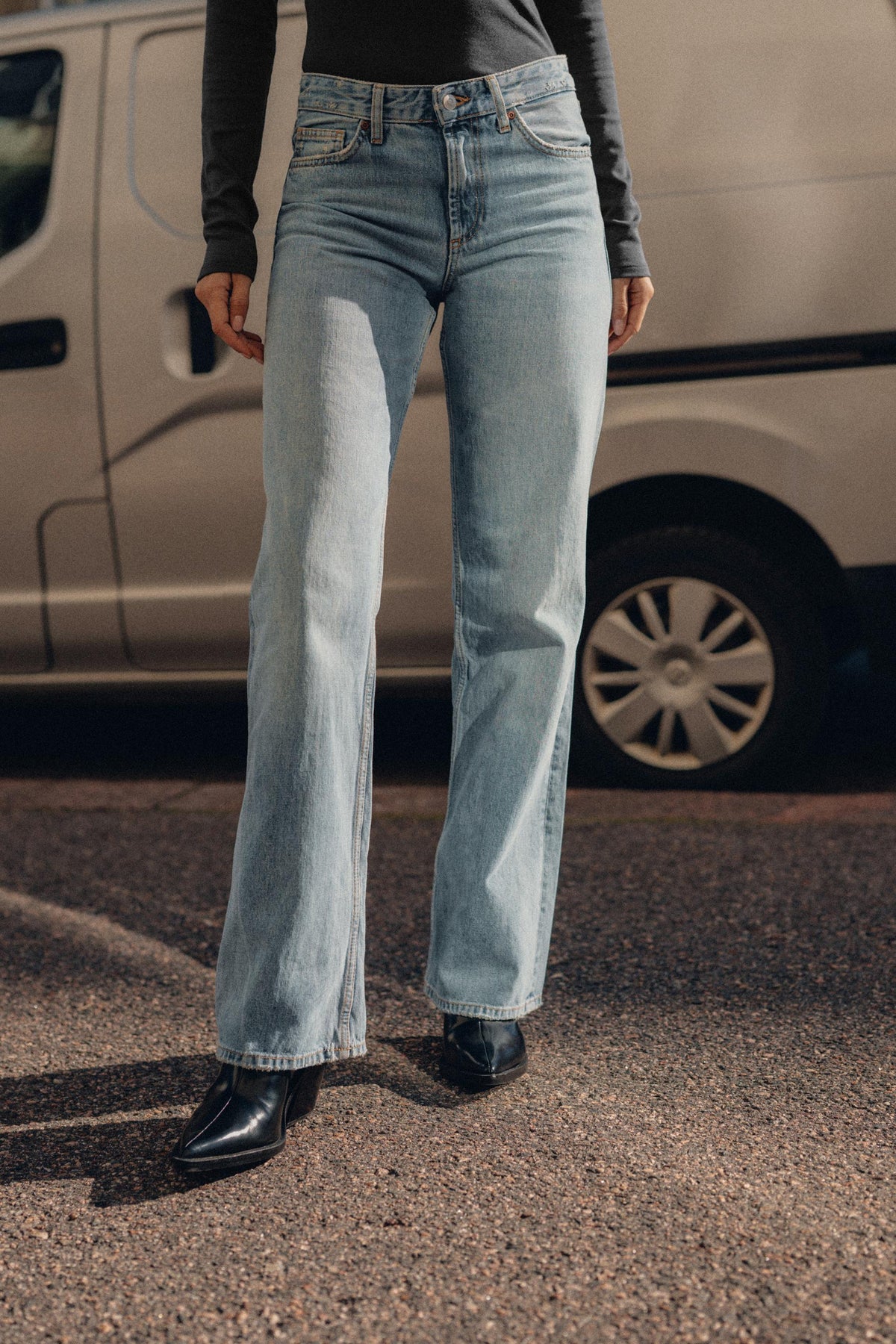 Wide-Leg Mid-Waist Jeans