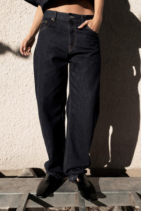 HIGH-WAIST BARREL JEANS