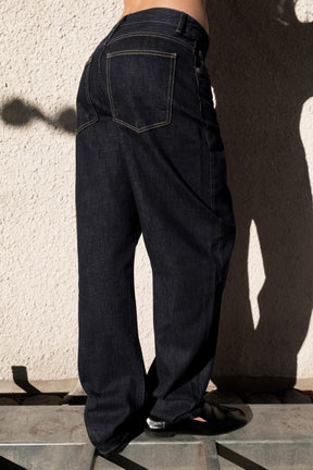 HIGH-WAIST BARREL JEANS