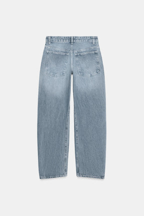 Cropped jeans with displaced