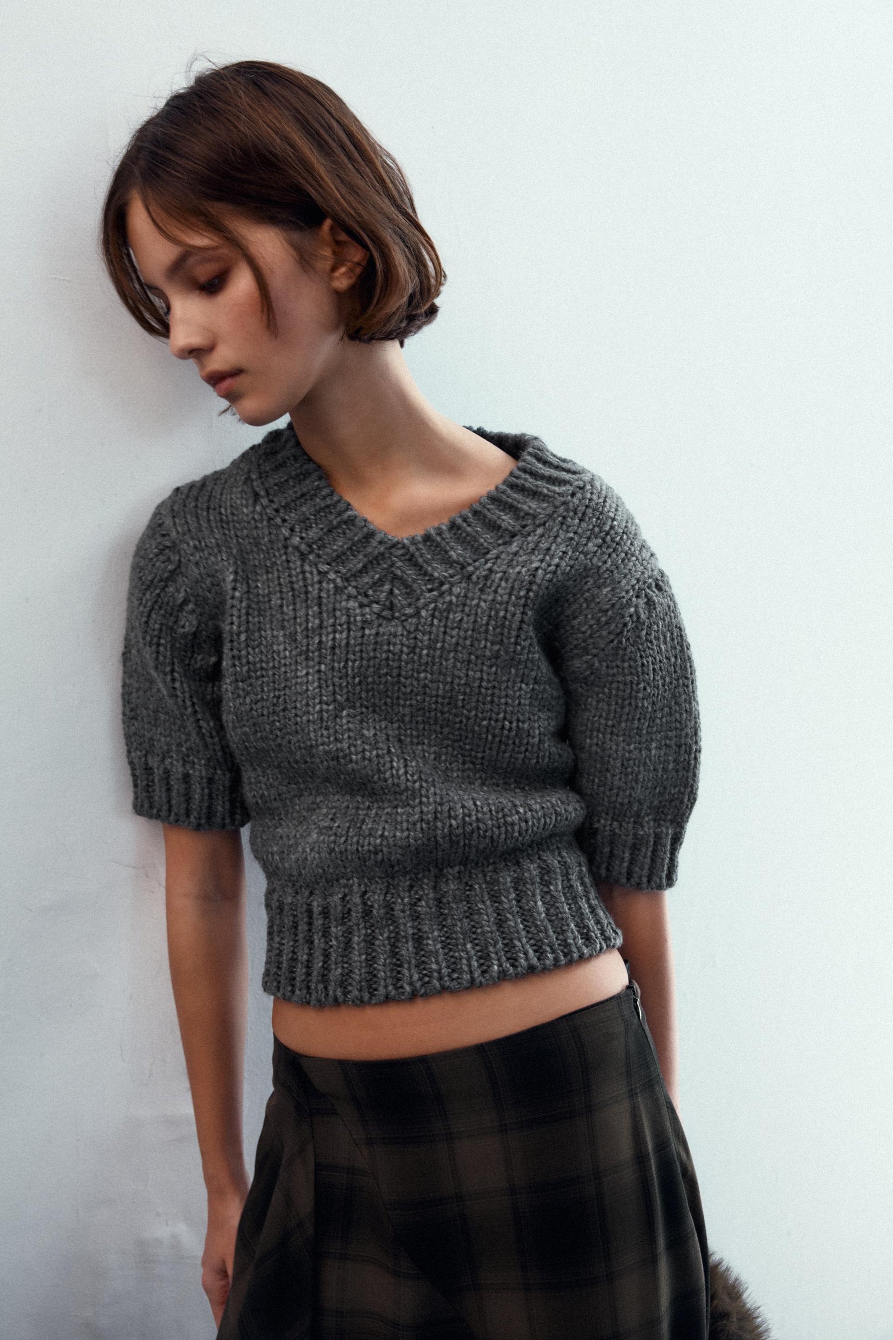 CROPPED KNIT V-NECK JUMPER - Image 2