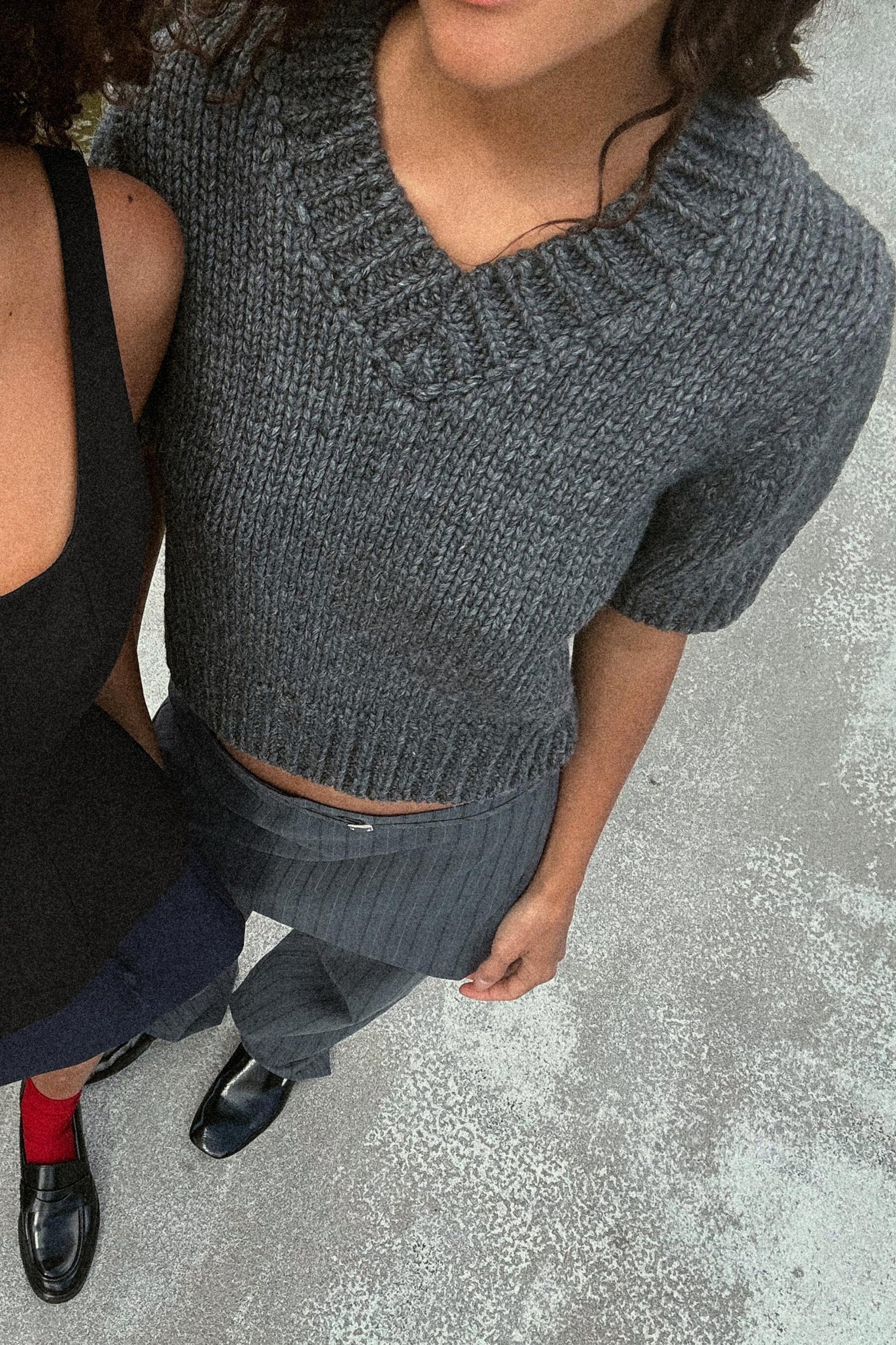 CROPPED V-NECK JUMPER