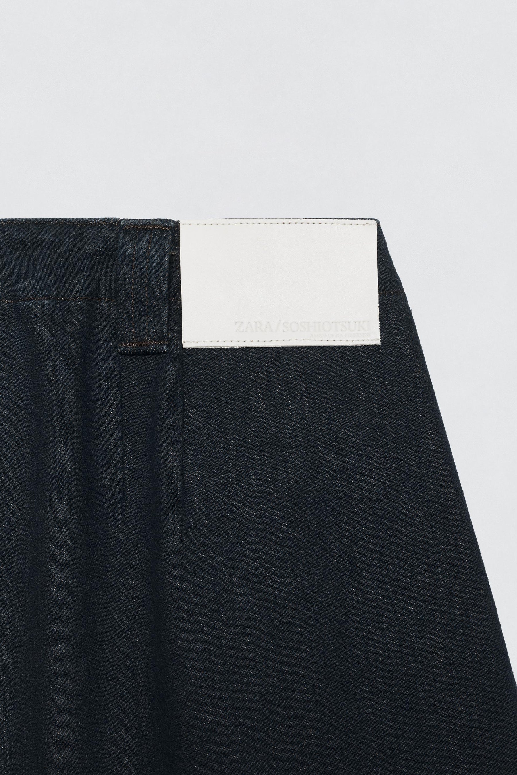 WIDE-LEG JEANS WITH DARTS