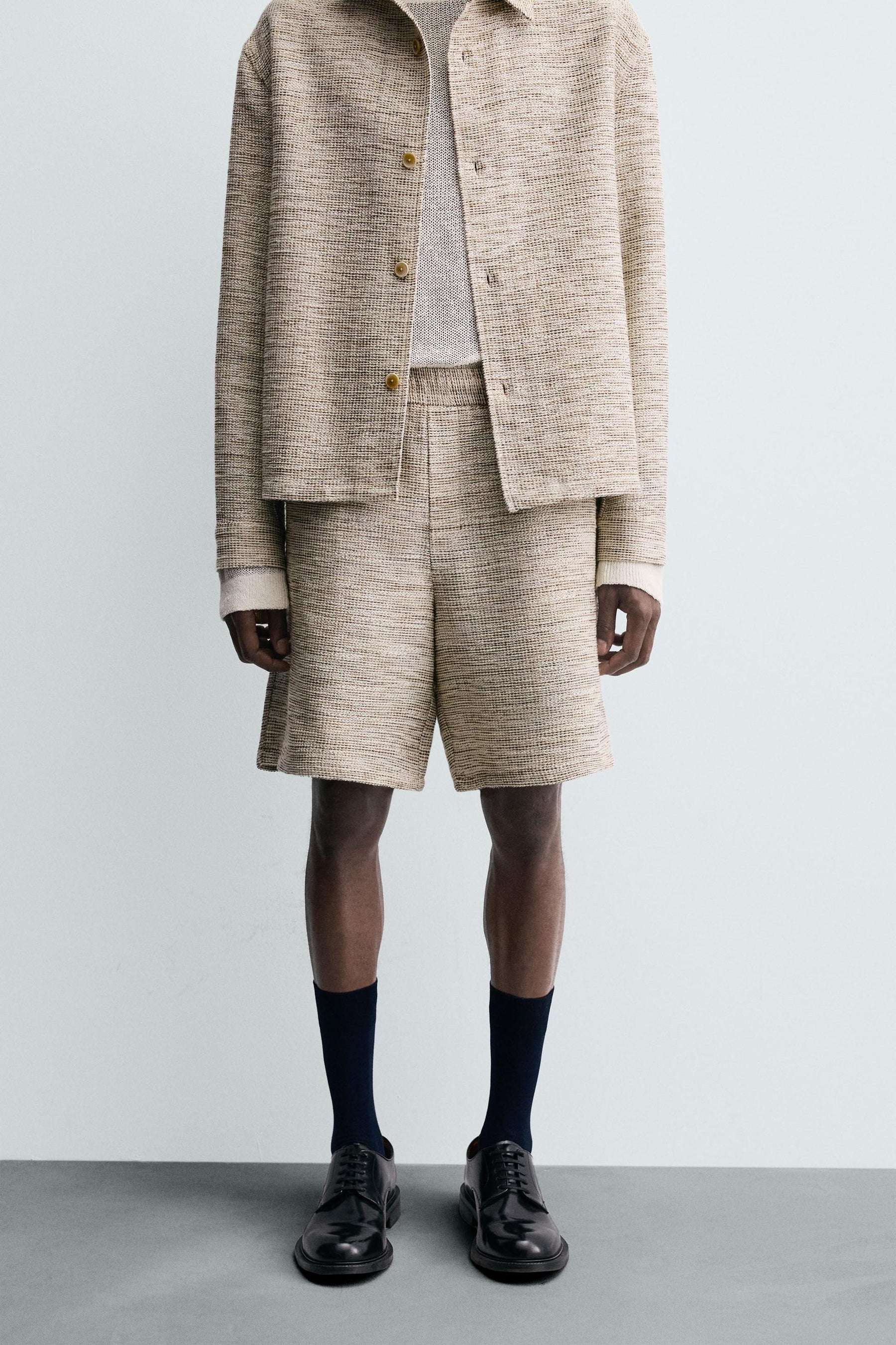 TEXTURED CONTRAST BERMUDA SHORTS - Image 2