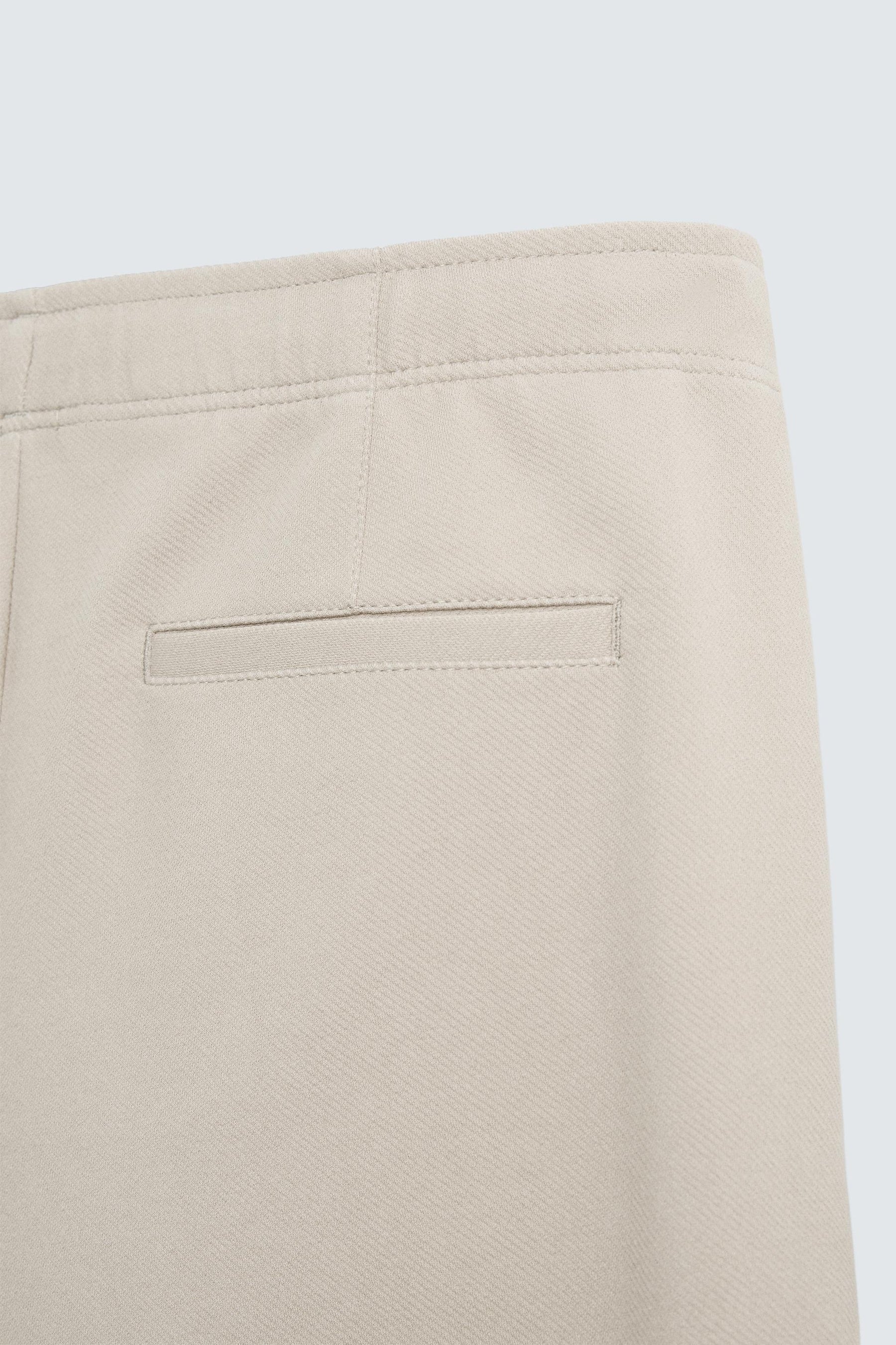 TEXTURED COMFORT BERMUDA SHORTS - Image 9