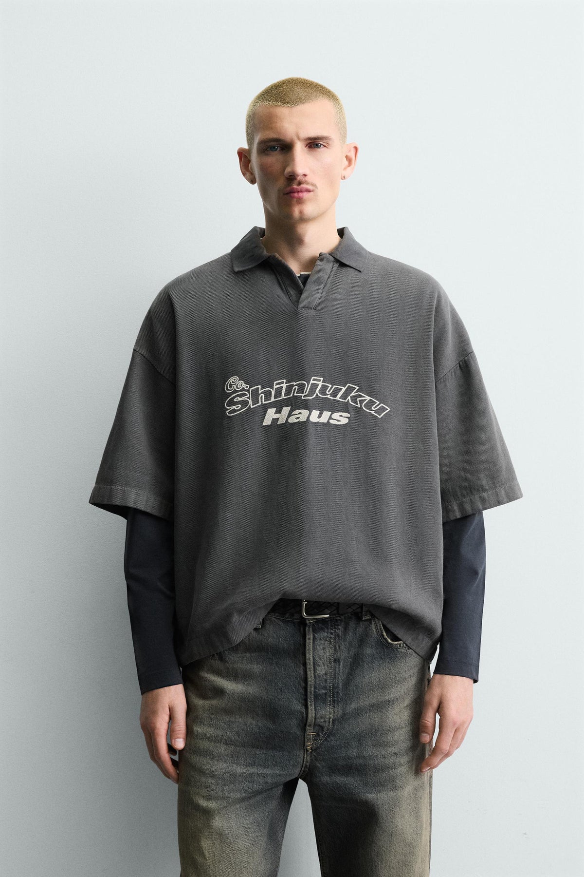 EMBROIDERED SLOGAN POLO SHIRT - Image 2