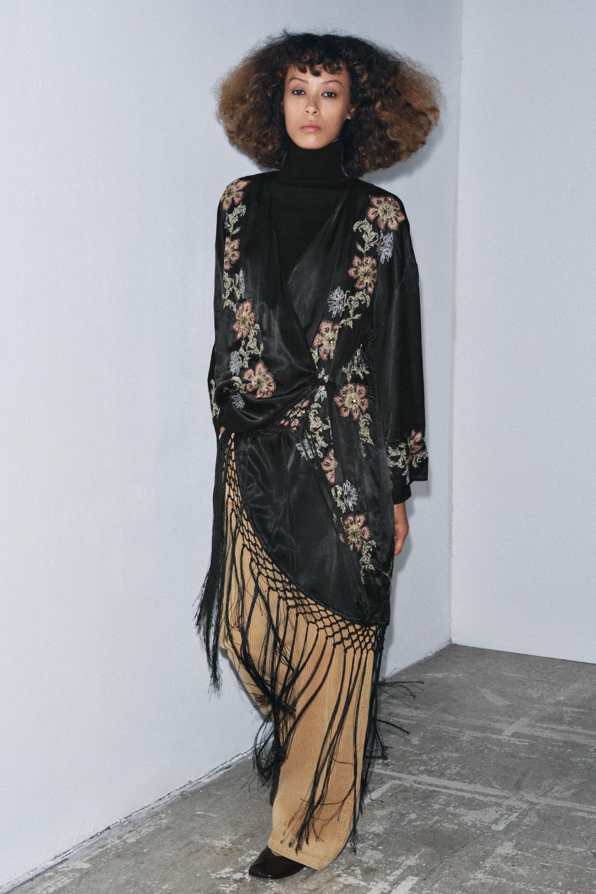 KIMONO WITH FLORAL EMBROIDERY AND FRINGES - Image 2