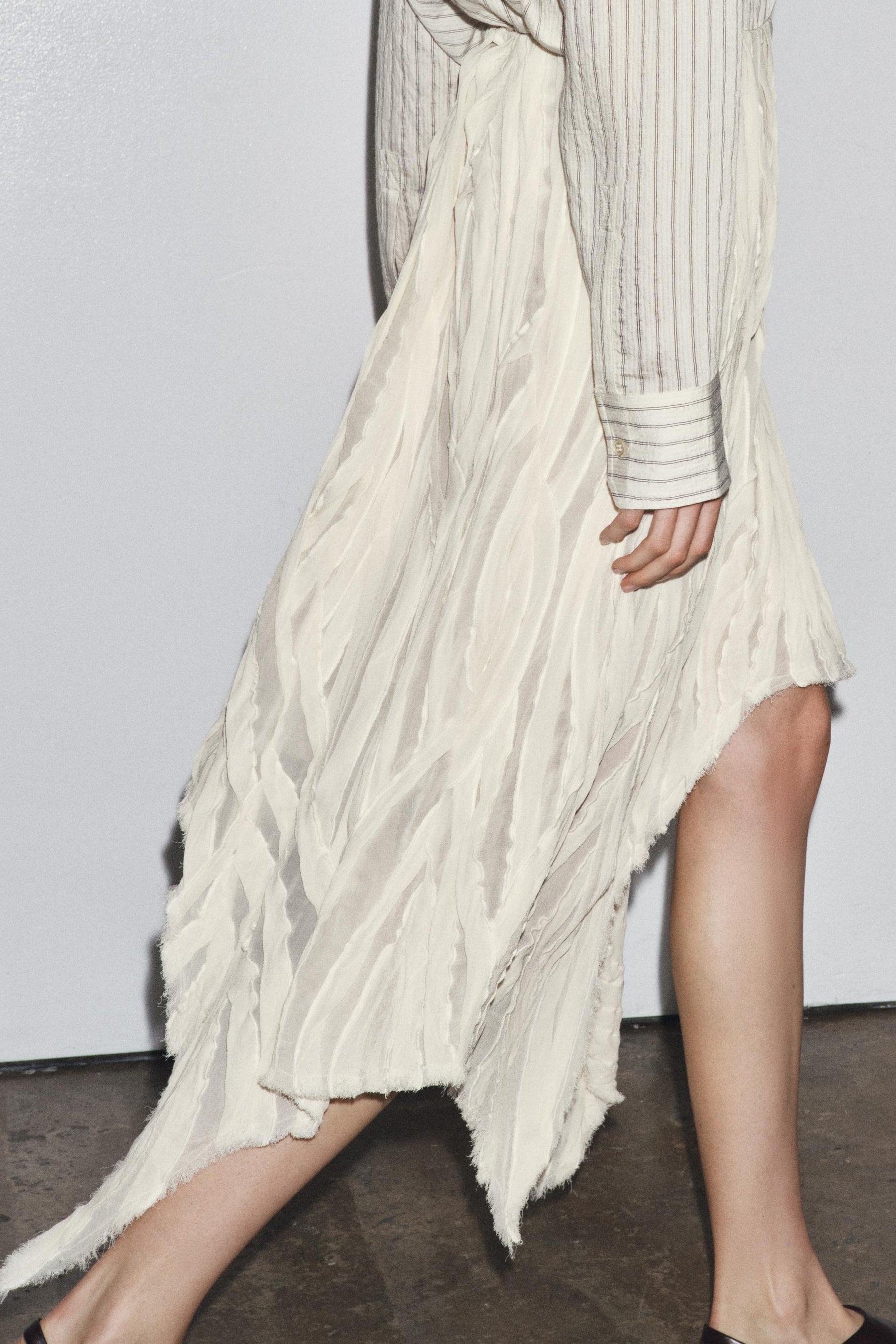ASYMMETRIC PLEATED SKIRT