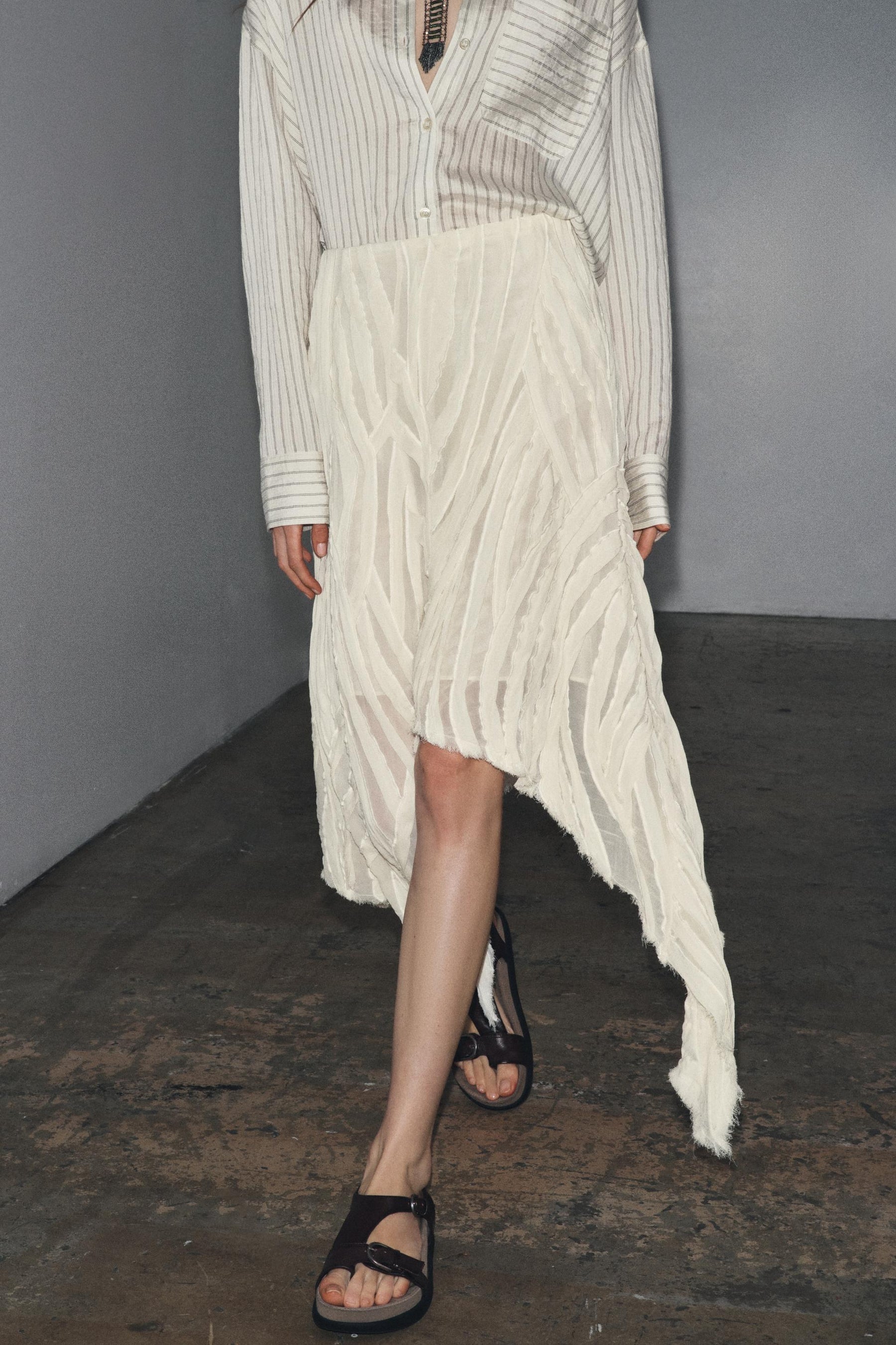 ASYMMETRIC PLEATED SKIRT