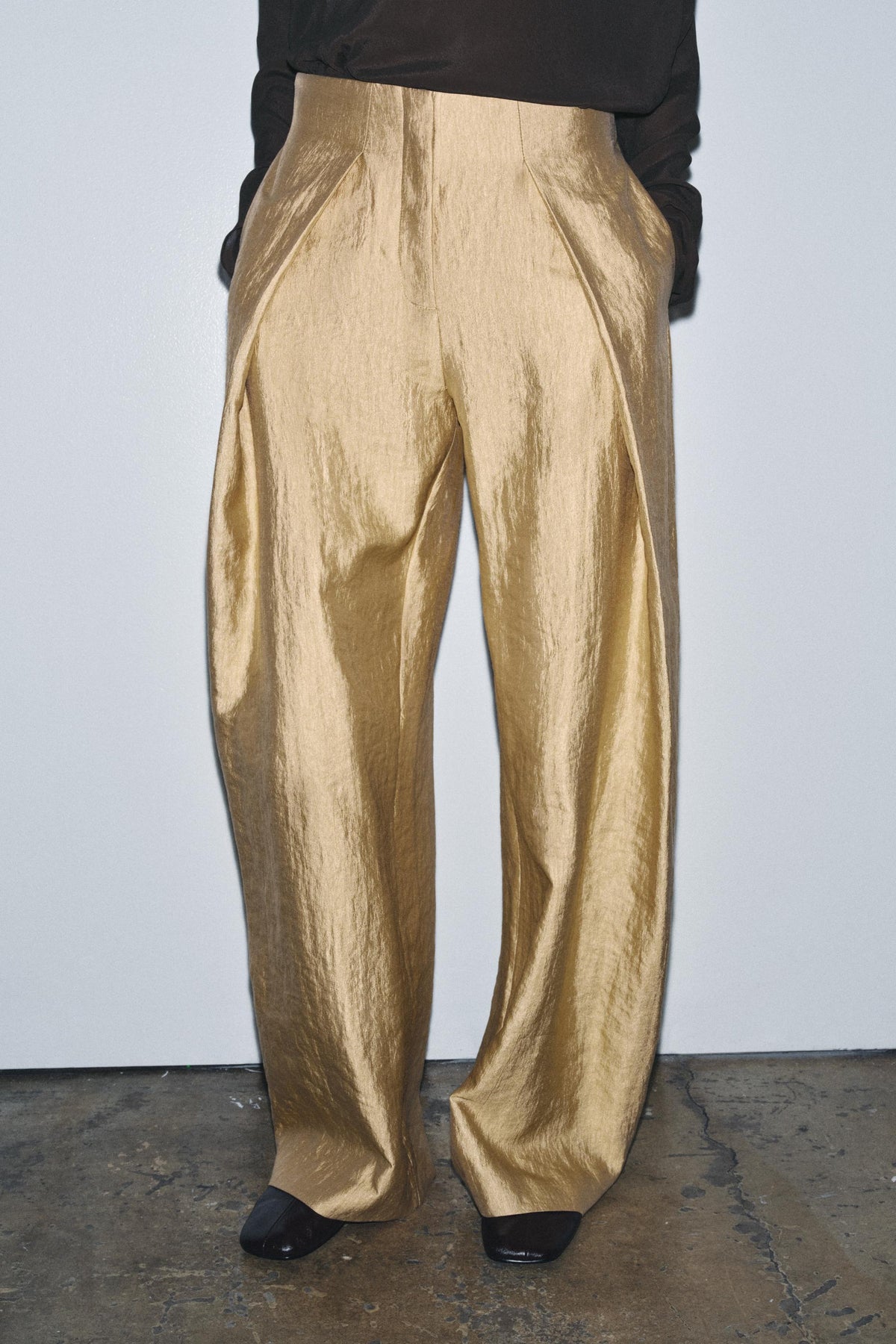 WIDE-LEG PLEATED TROUSERS