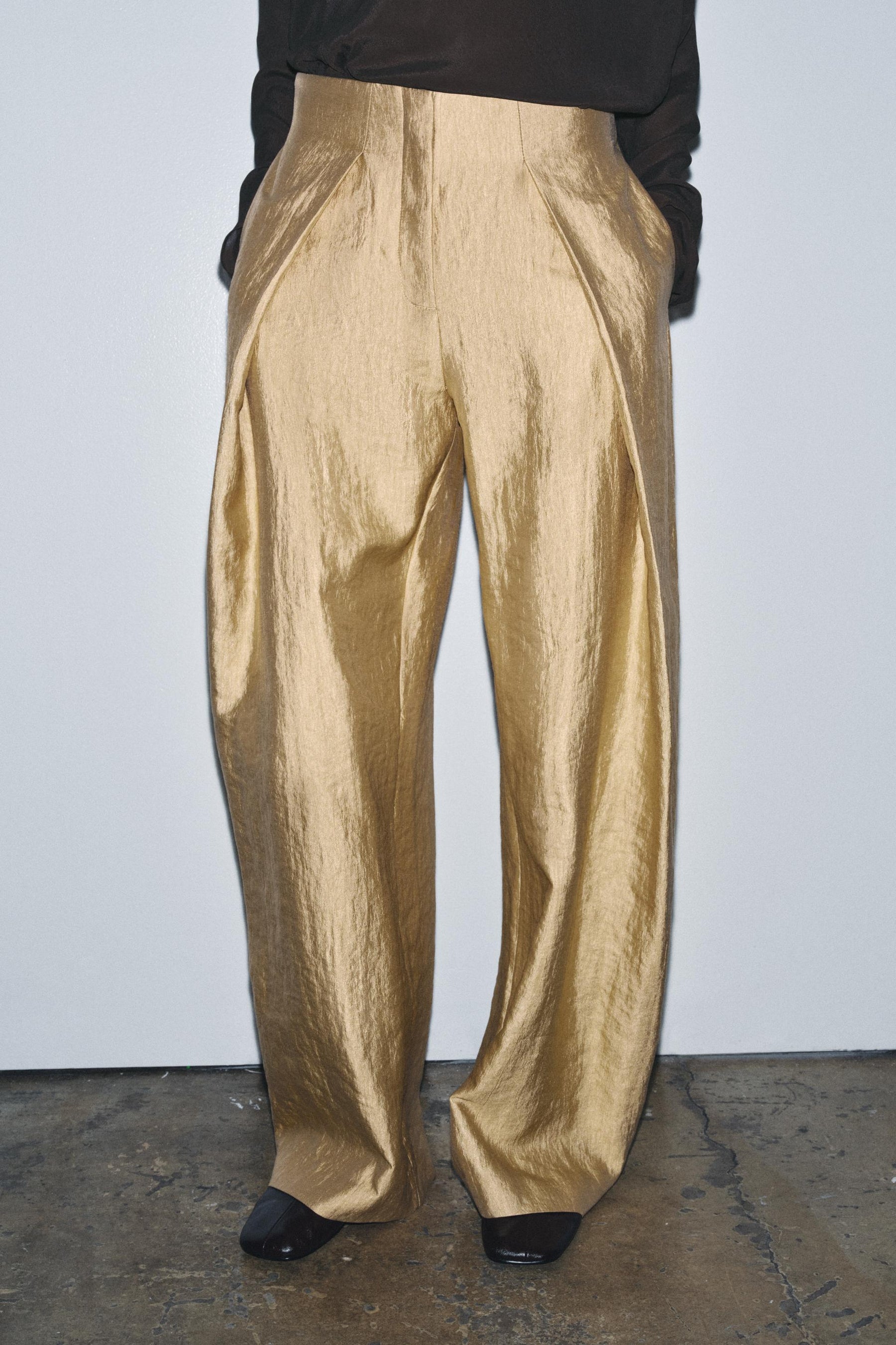 WIDE-LEG PLEATED TROUSERS