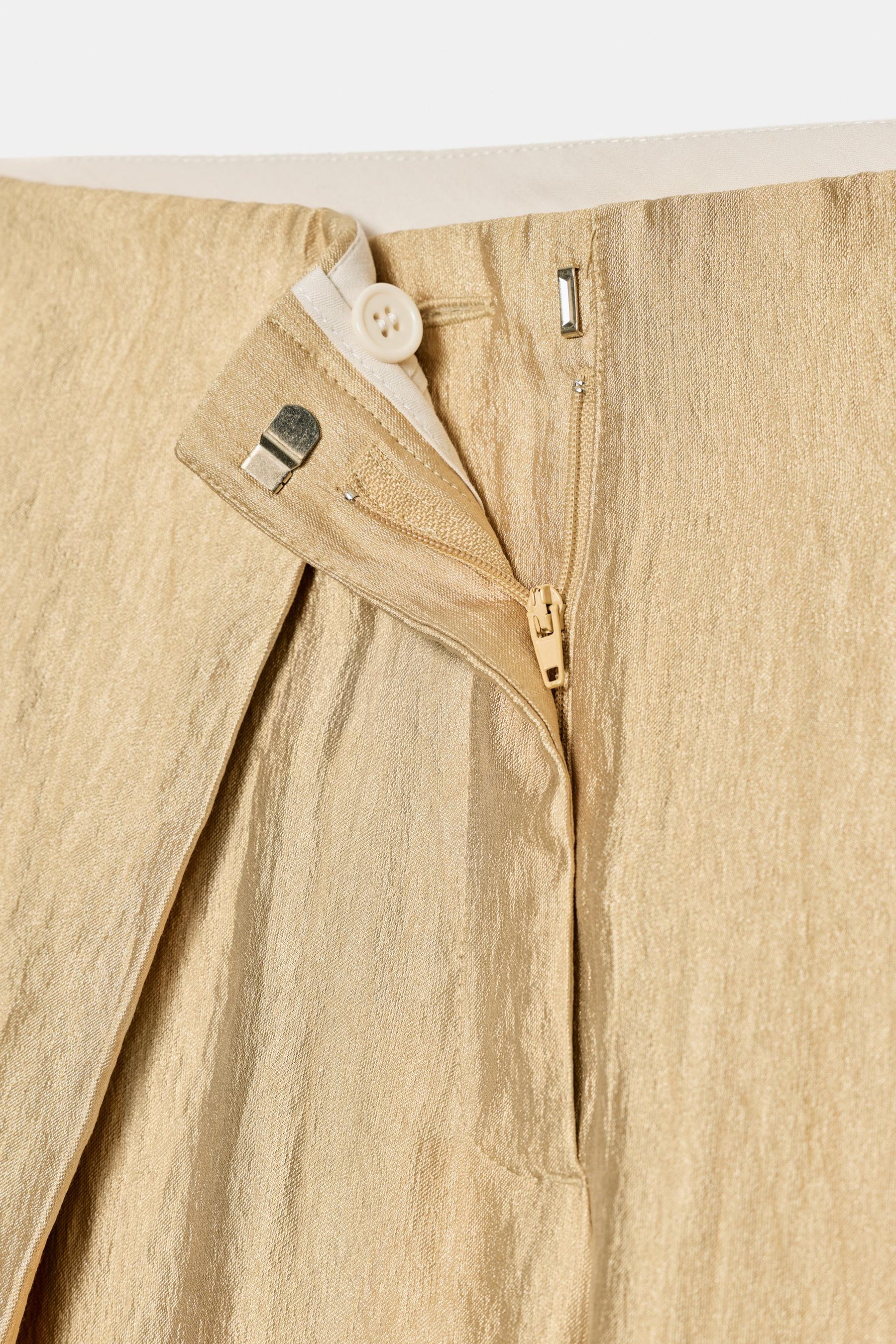 WIDE-LEG PLEATED TROUSERS