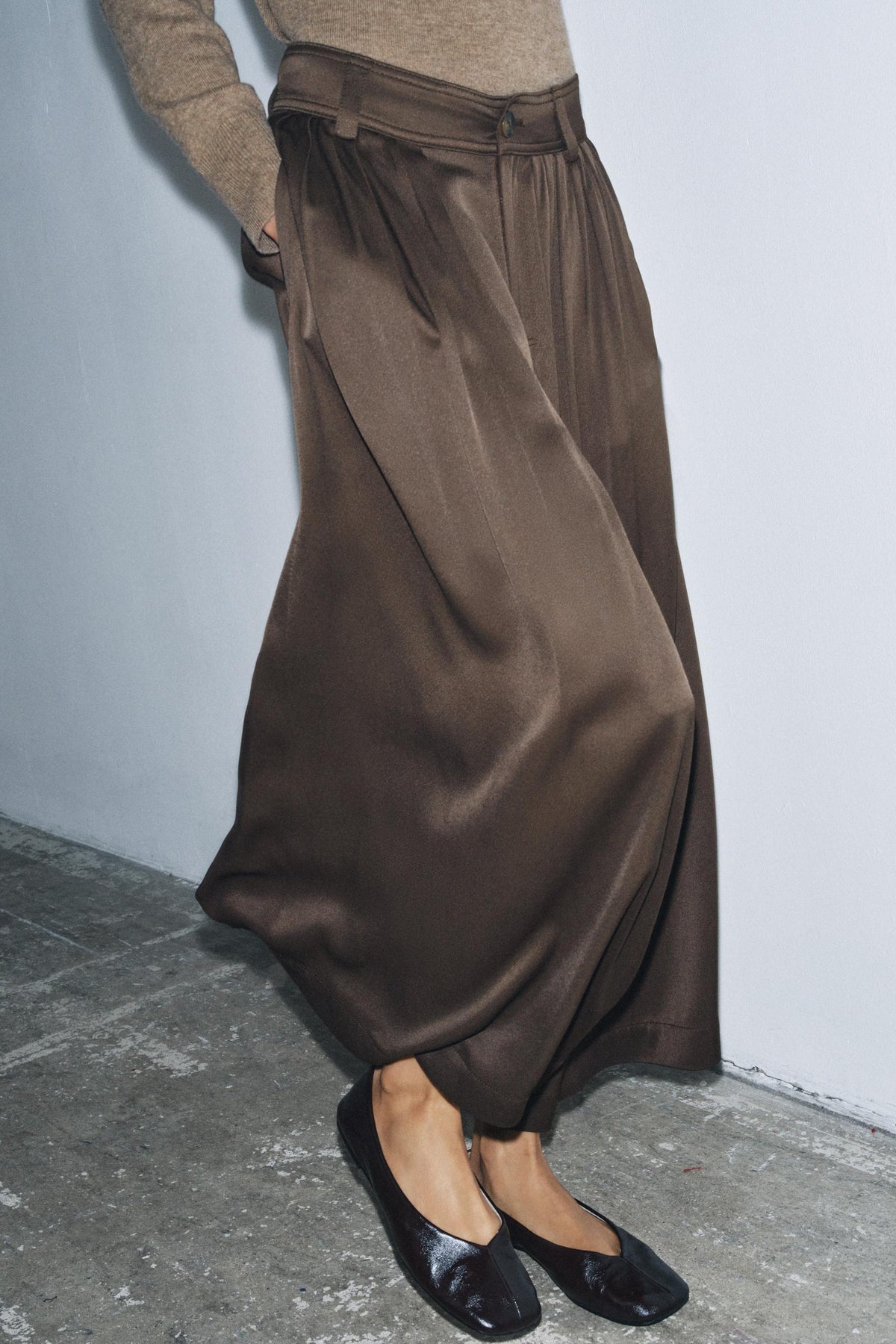 WIDE-LEG PLEATED TROUSERS